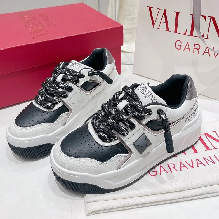 발렌티노 원스터드 블랙 화이트