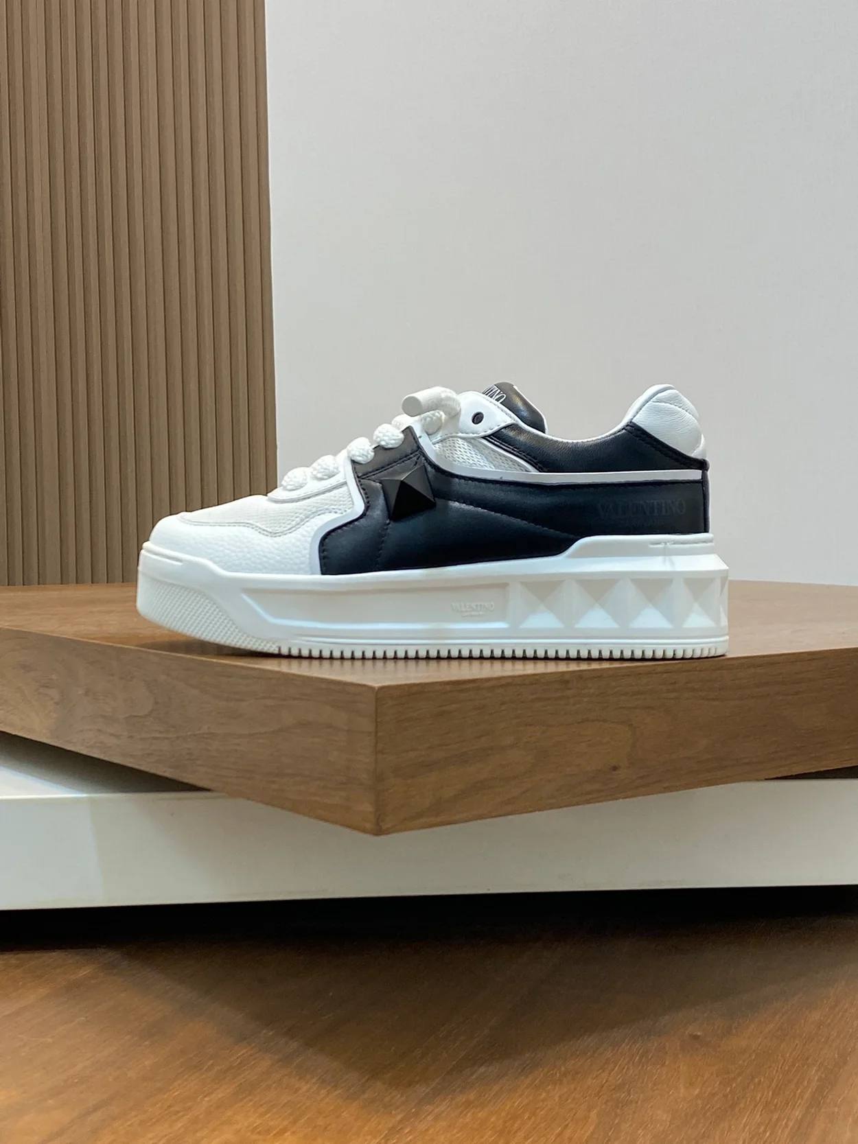 발렌티노 원스터드 로우탑 스니커즈 화이트 & 블랙