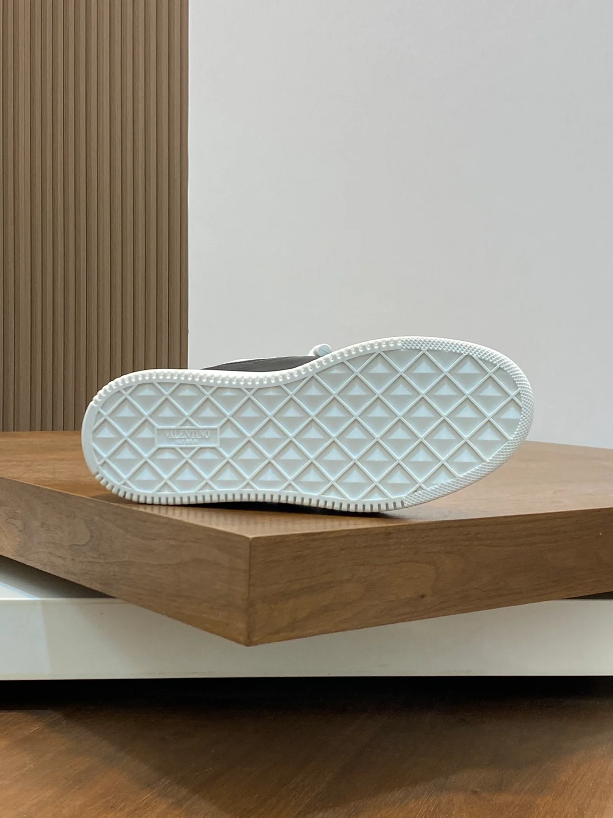 발렌티노 원스터드 로우탑 스니커즈 화이트 & 블랙