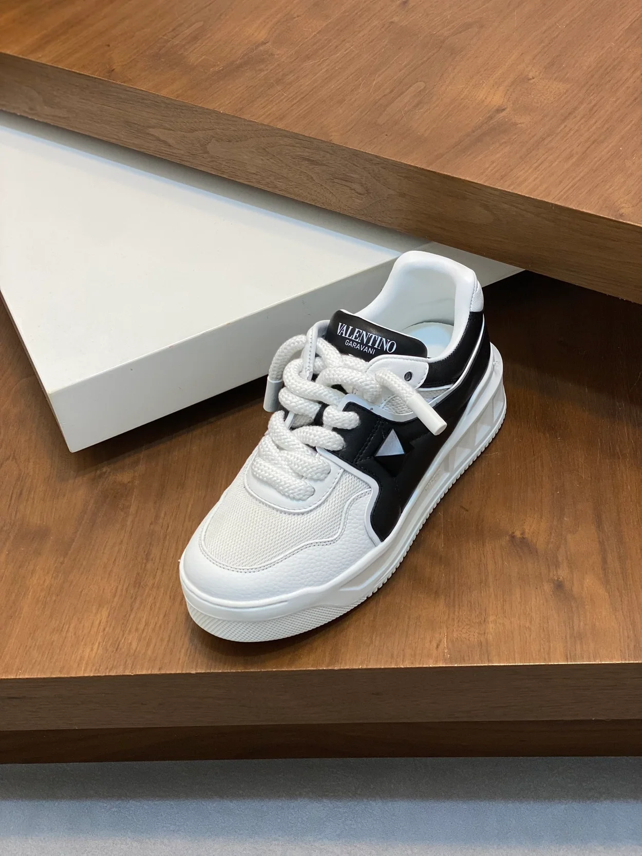 발렌티노 원스터드 로우탑 스니커즈 화이트 & 블랙