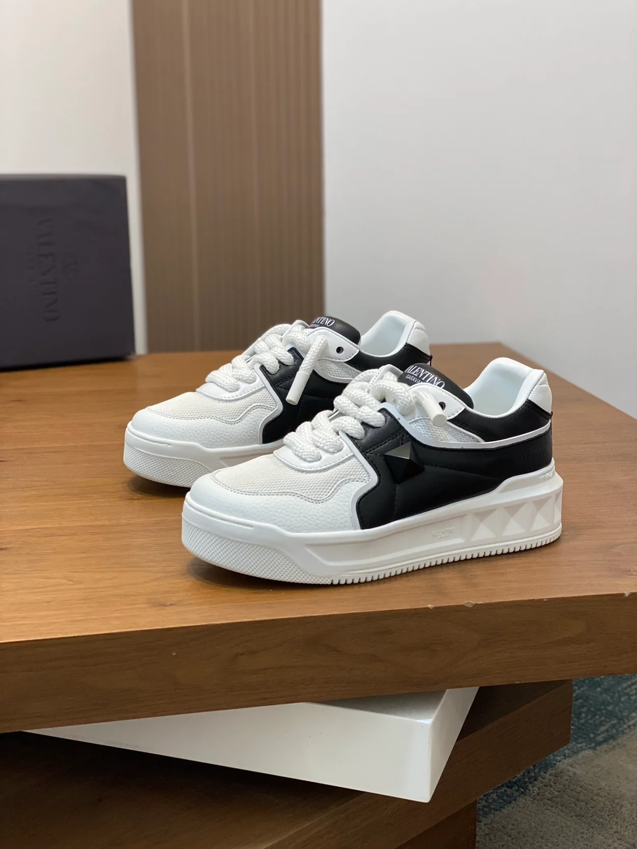 발렌티노 원스터드 로우탑 스니커즈 화이트 & 블랙