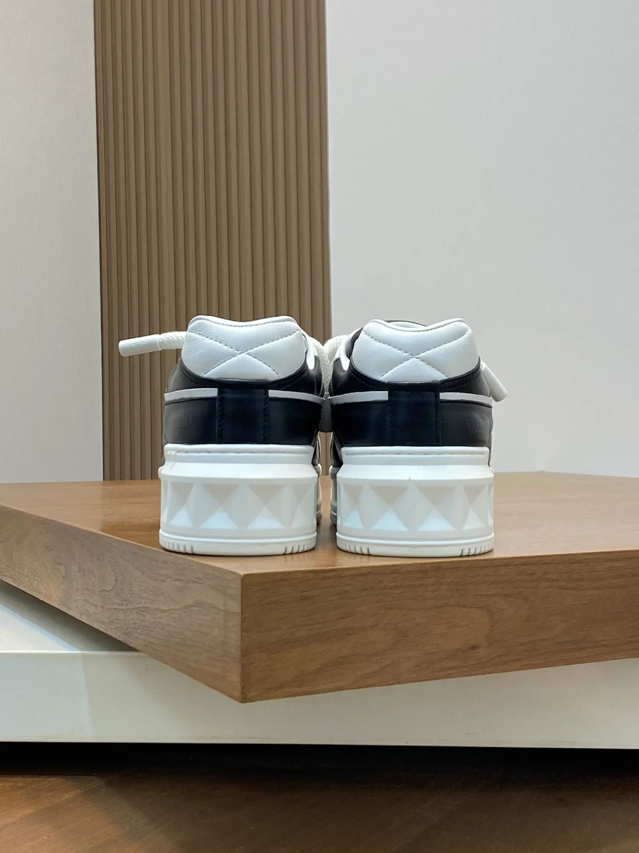 발렌티노 원스터드 로우탑 스니커즈 화이트 & 블랙