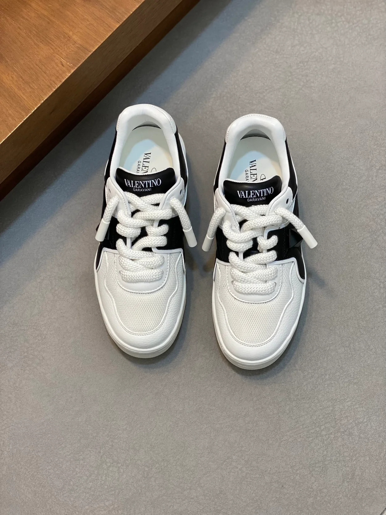 발렌티노 원스터드 로우탑 스니커즈 화이트 & 블랙