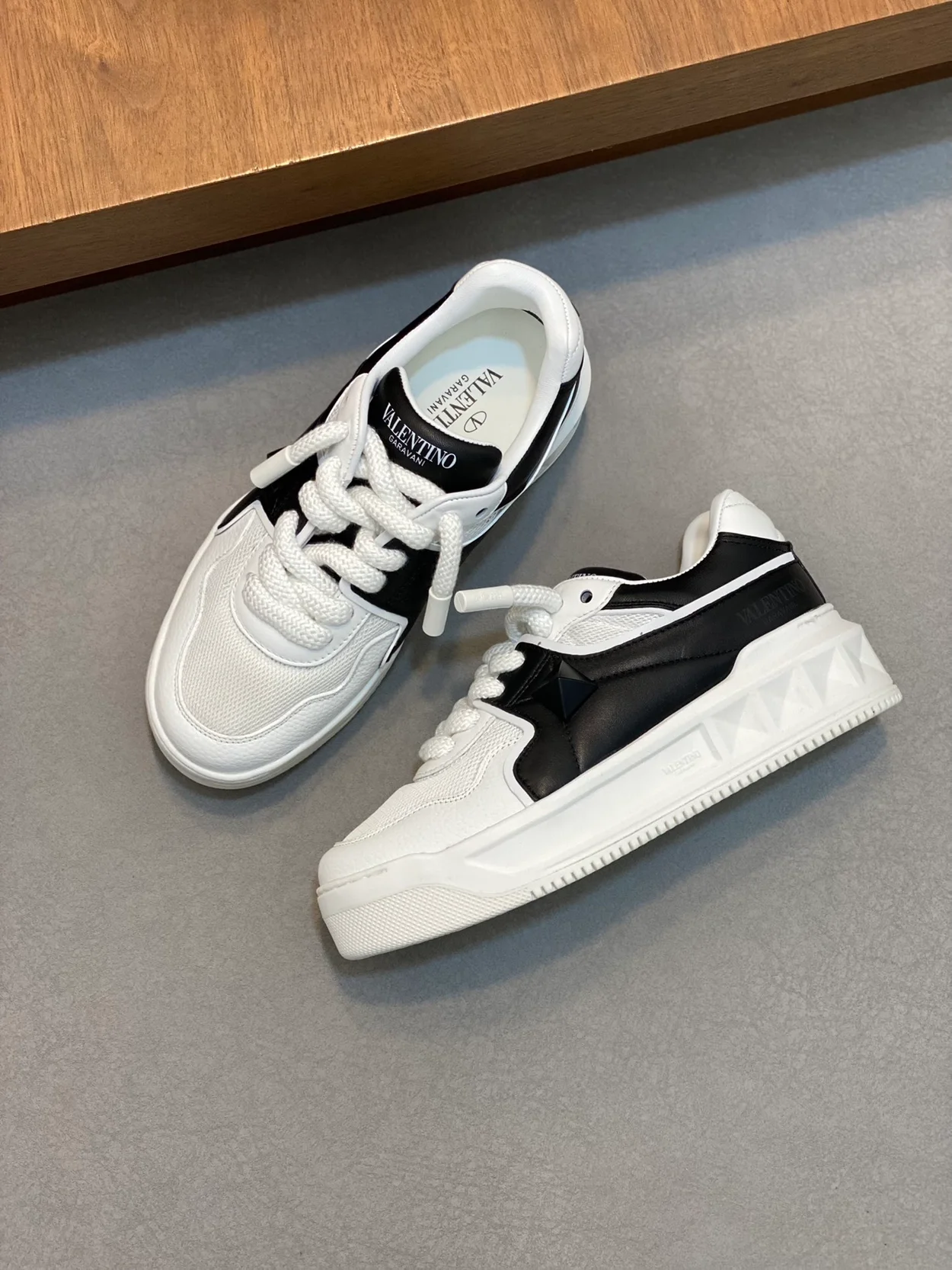 발렌티노 원스터드 로우탑 스니커즈 화이트 & 블랙