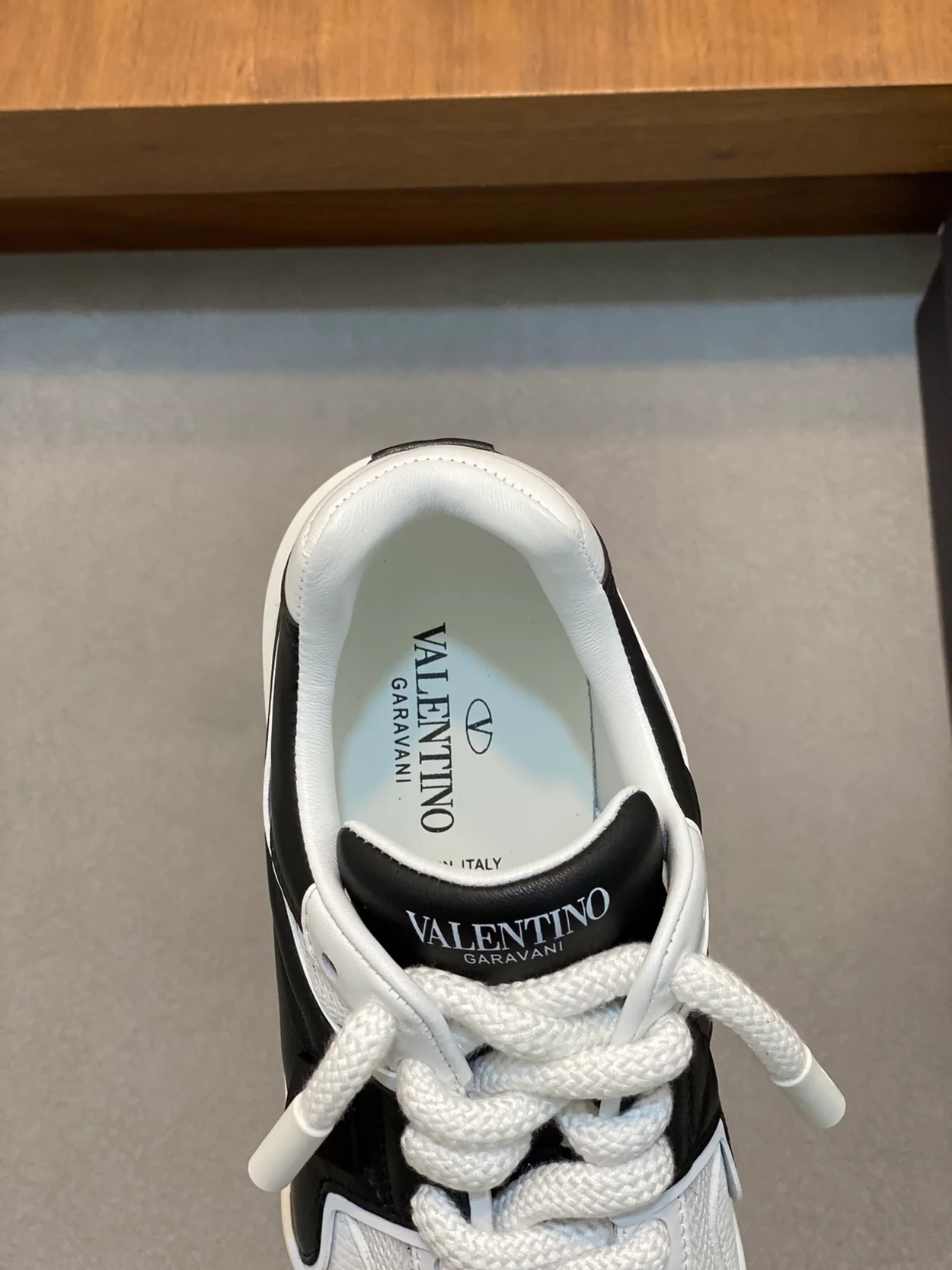 발렌티노 원스터드 로우탑 스니커즈 화이트 & 블랙