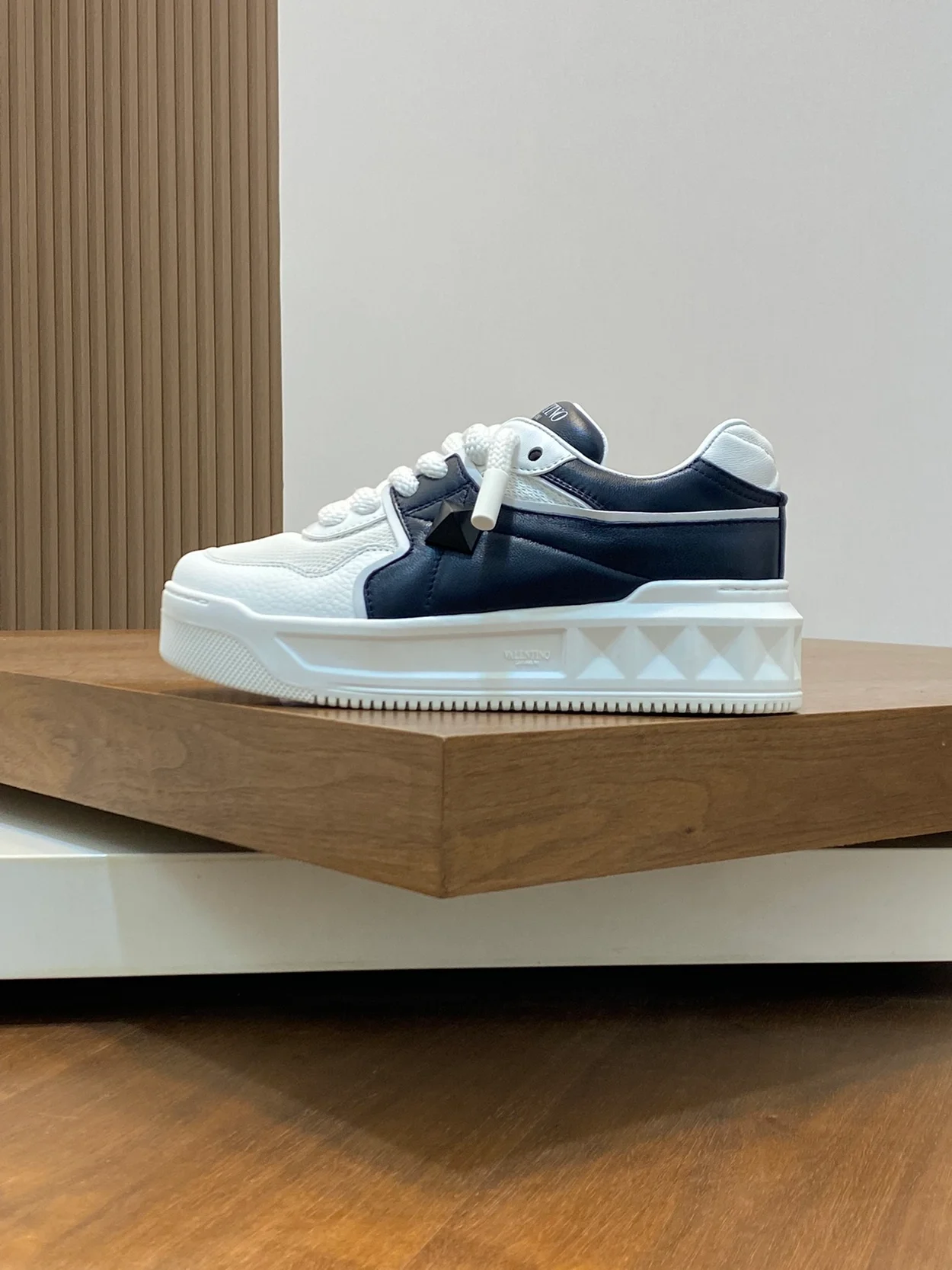 발렌티노 원스터드 로우탑 스니커즈 화이트 & 네이비