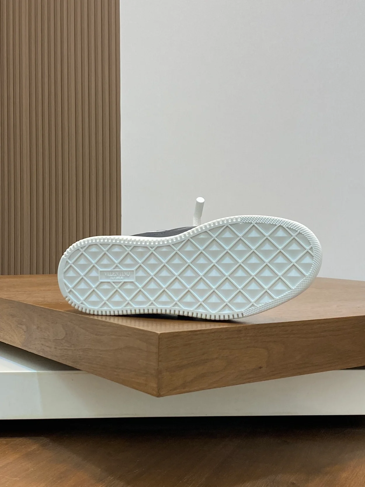 발렌티노 원스터드 로우탑 스니커즈 화이트 & 네이비