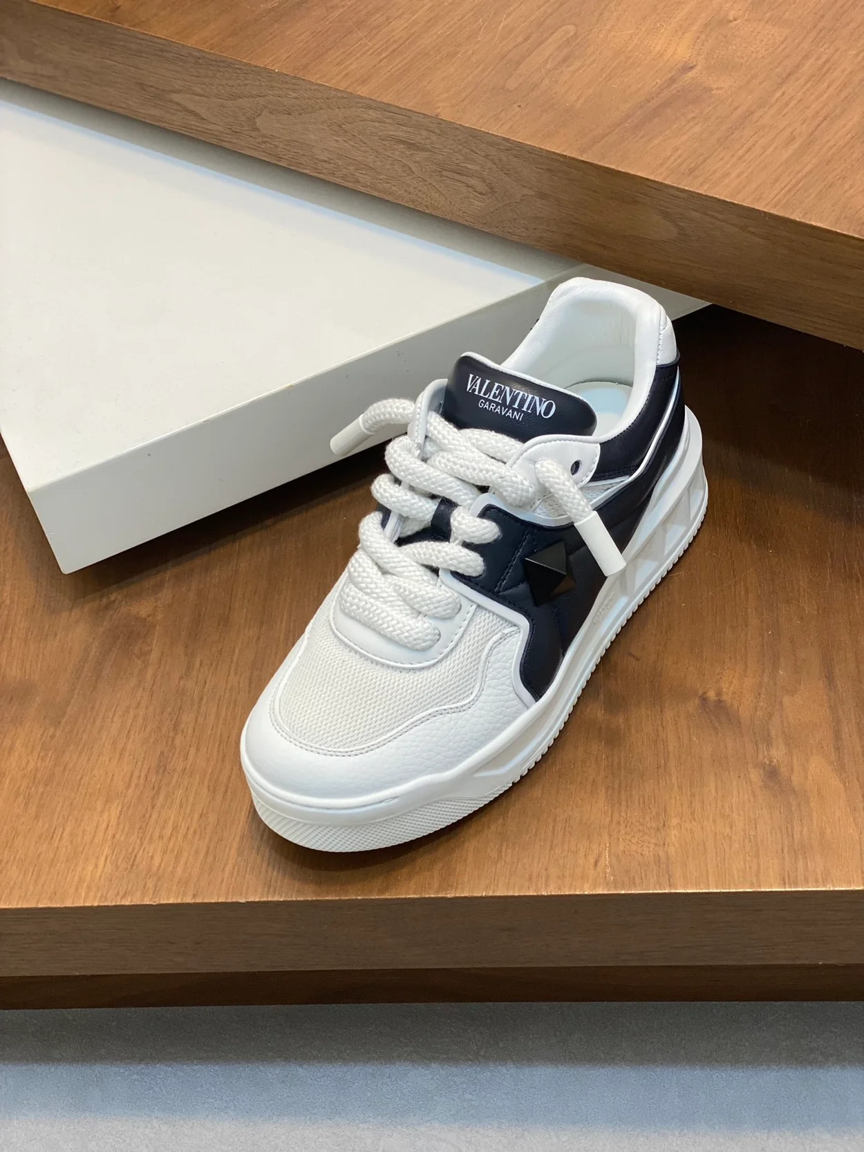 발렌티노 원스터드 로우탑 스니커즈 화이트 & 네이비