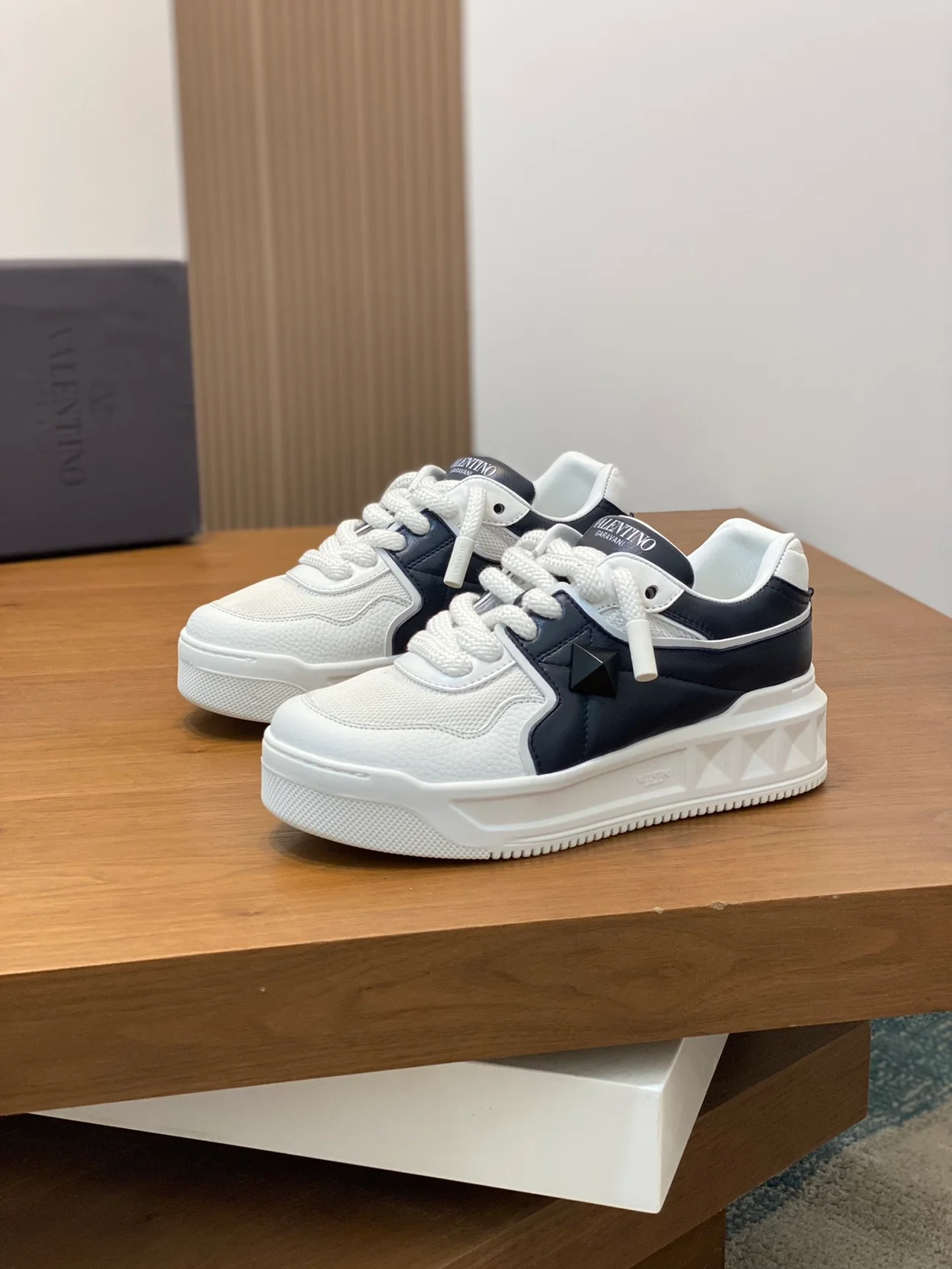 발렌티노 원스터드 로우탑 스니커즈 화이트 & 네이비