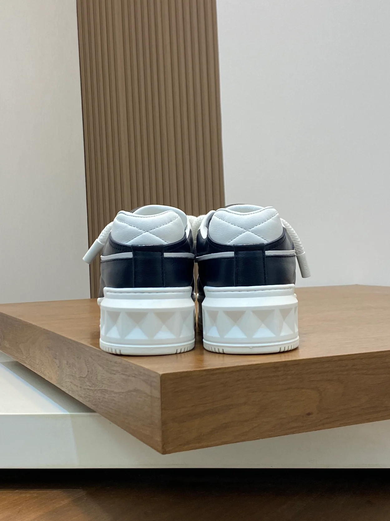 발렌티노 원스터드 로우탑 스니커즈 화이트 & 네이비