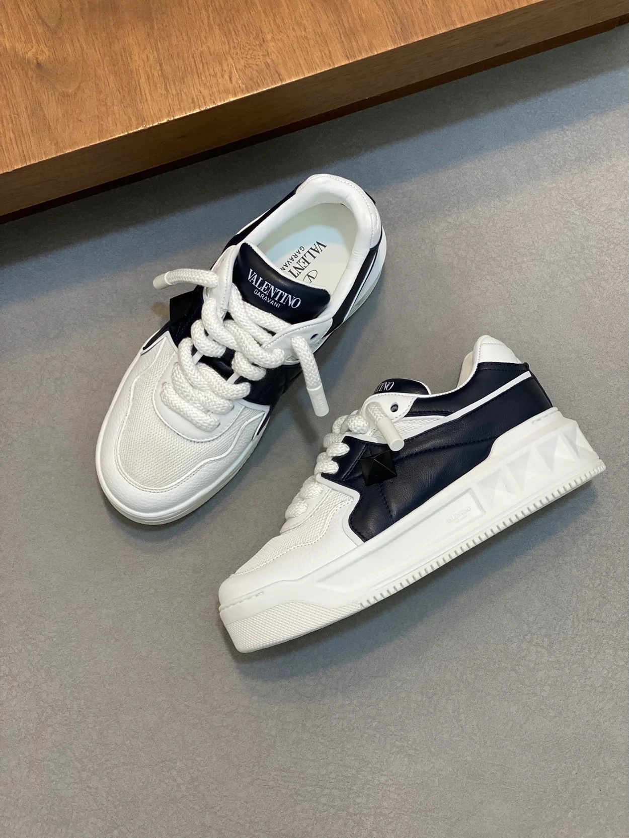 발렌티노 원스터드 로우탑 스니커즈 화이트 & 네이비