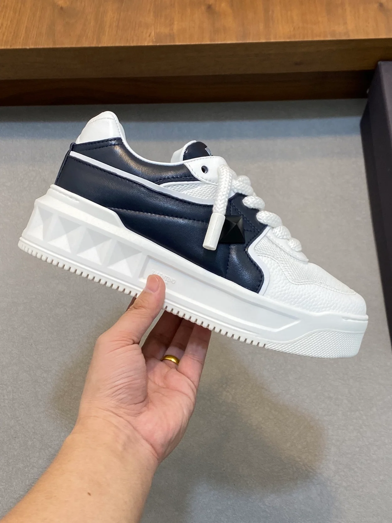 발렌티노 원스터드 로우탑 스니커즈 화이트 & 네이비