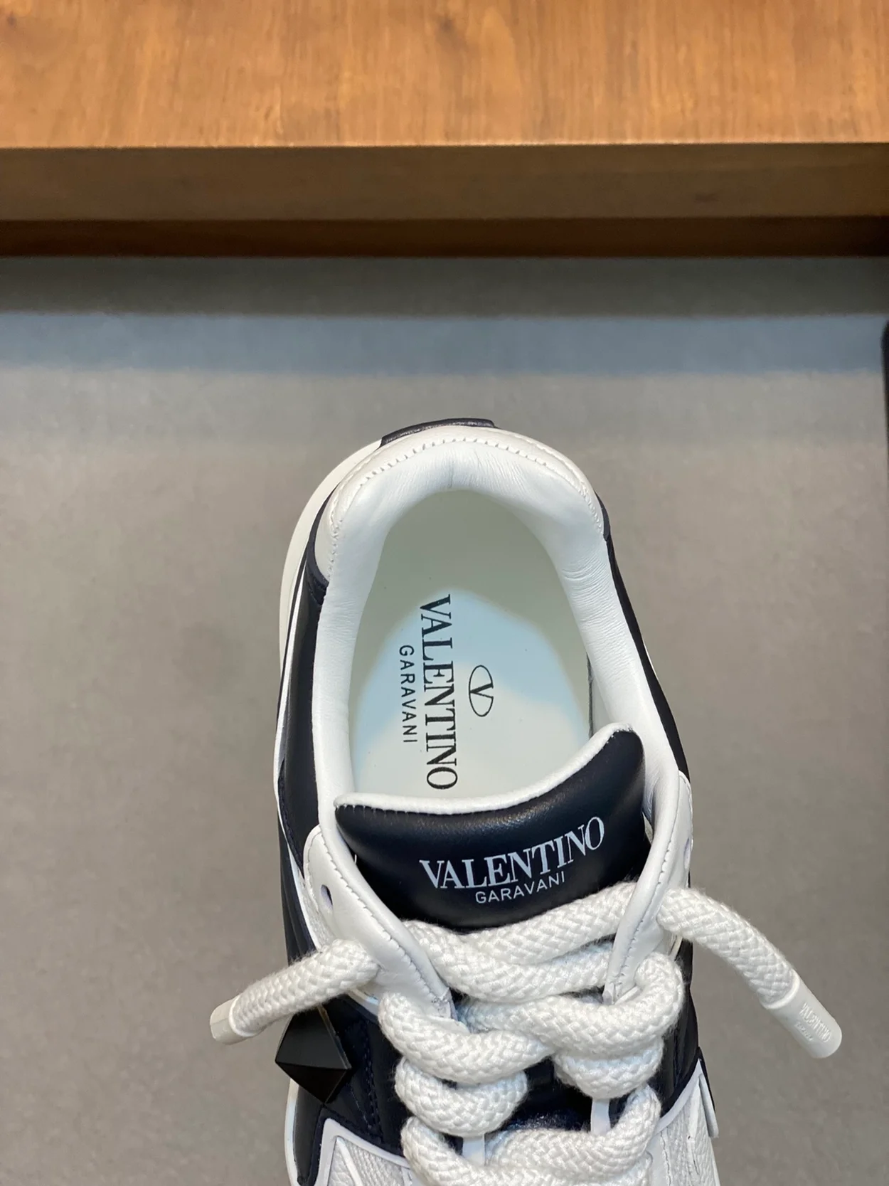 발렌티노 원스터드 로우탑 스니커즈 화이트 & 네이비