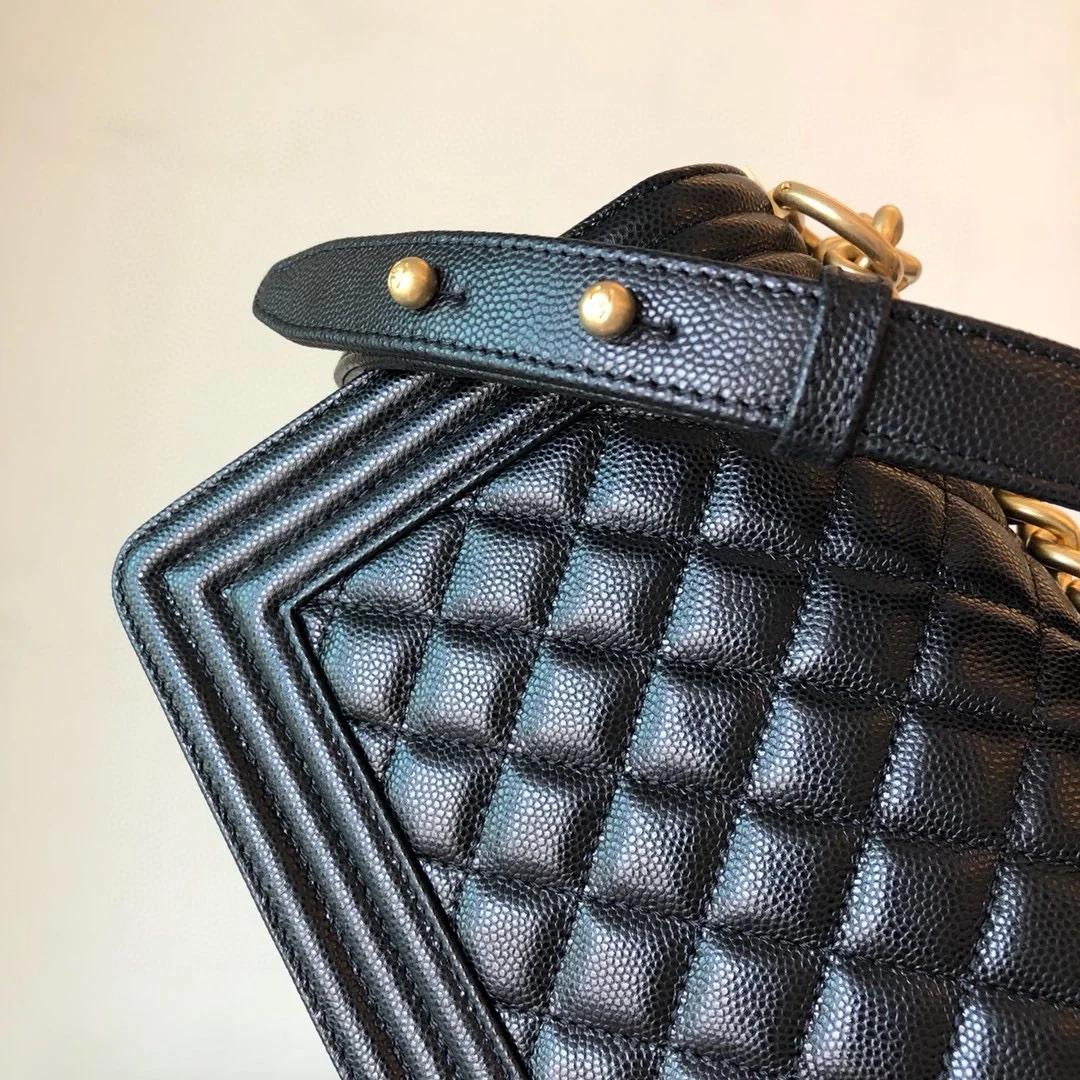 샤넬 보이백 미디움 캐비어 블랙 빈티지 골드