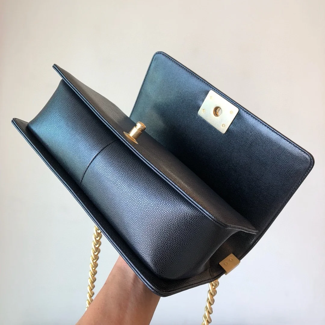 샤넬 보이백 미디움 캐비어 블랙 빈티지 골드