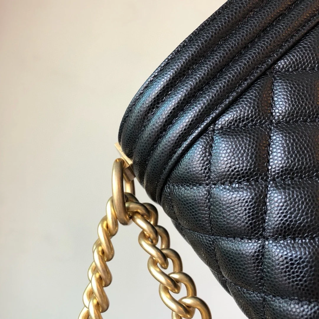 샤넬 보이백 미디움 캐비어 블랙 빈티지 골드