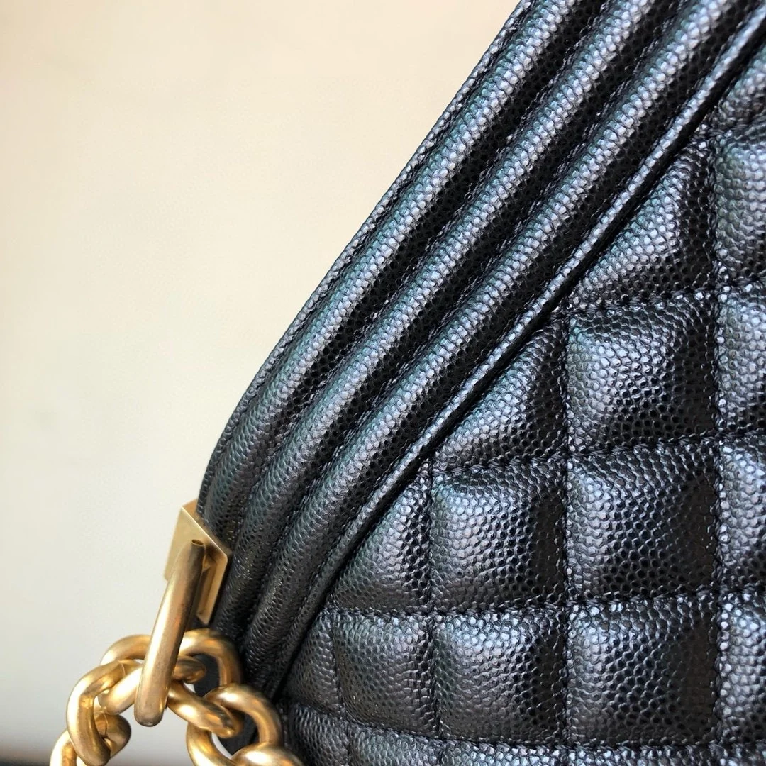 샤넬 보이백 미디움 캐비어 블랙 빈티지 골드