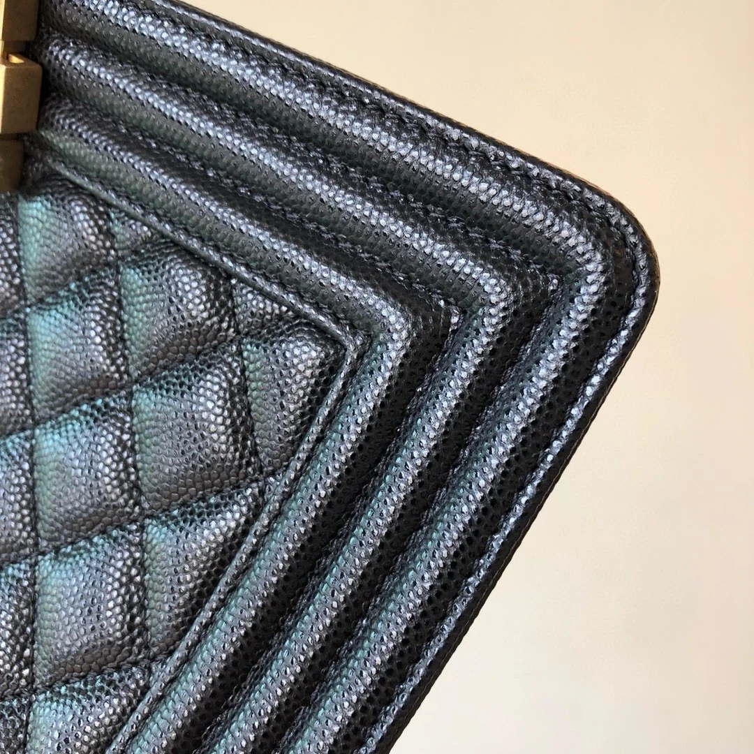 샤넬 보이백 미디움 캐비어 블랙 빈티지 골드