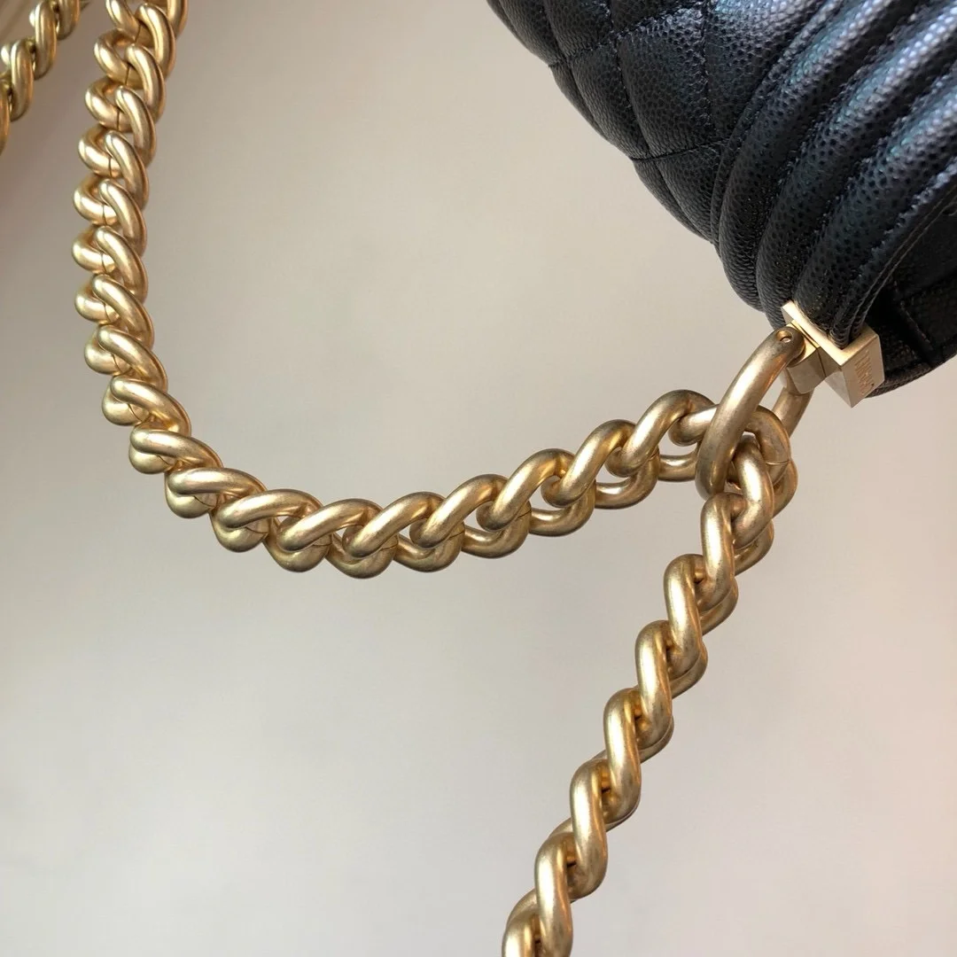 샤넬 보이백 미디움 캐비어 블랙 빈티지 골드