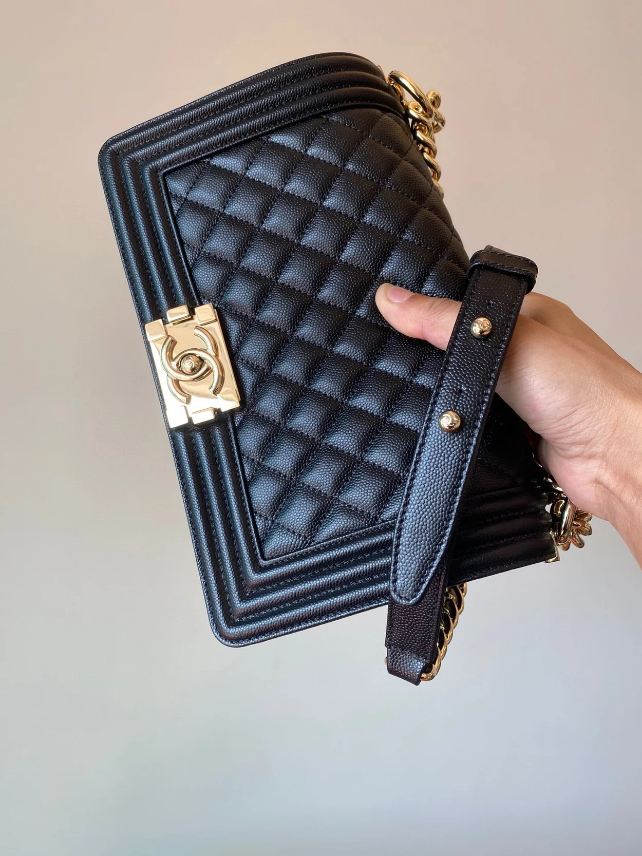 샤넬 보이백 미디움 캐비어 블랙 골드