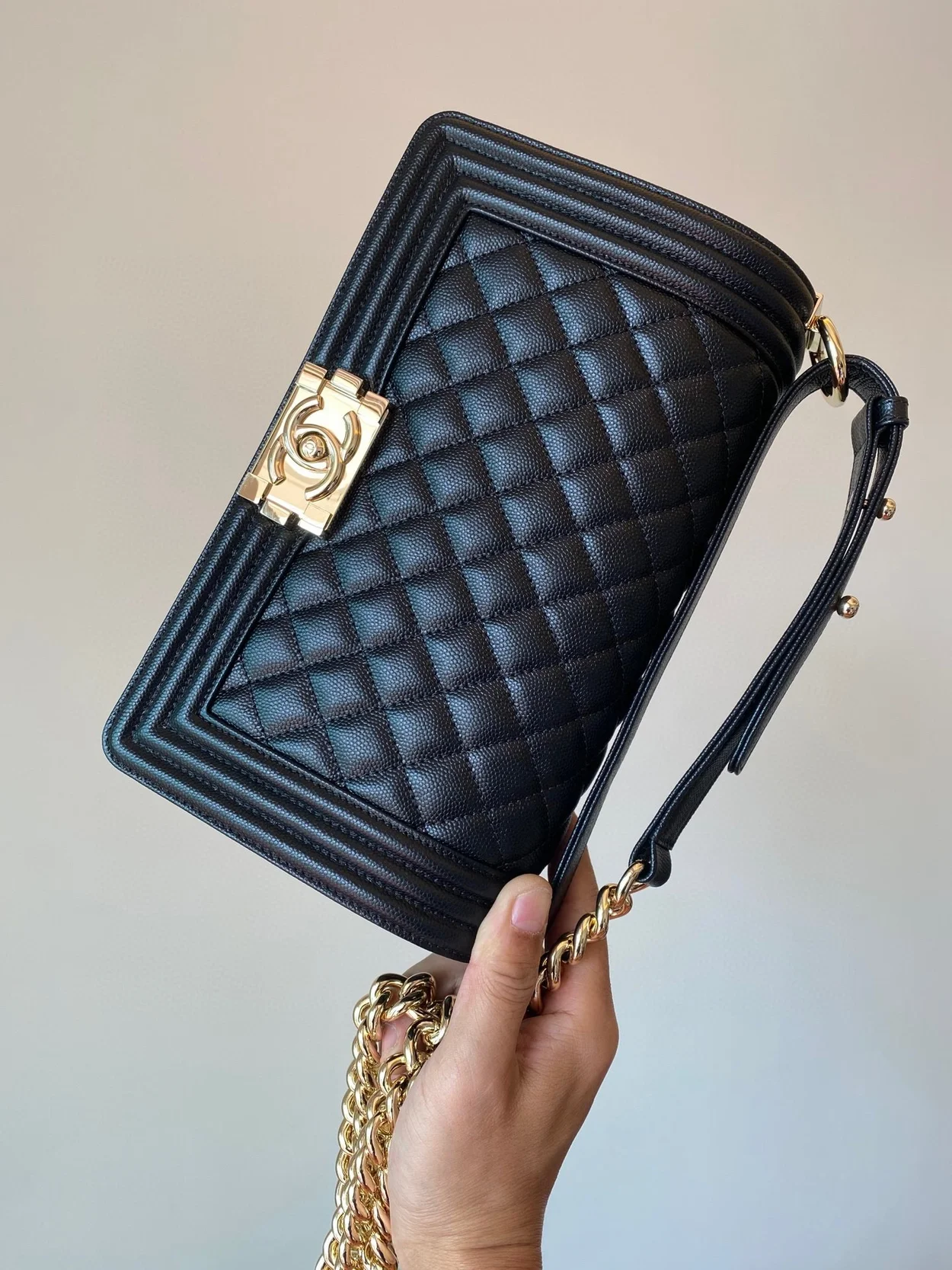 샤넬 보이백 미디움 캐비어 블랙 골드