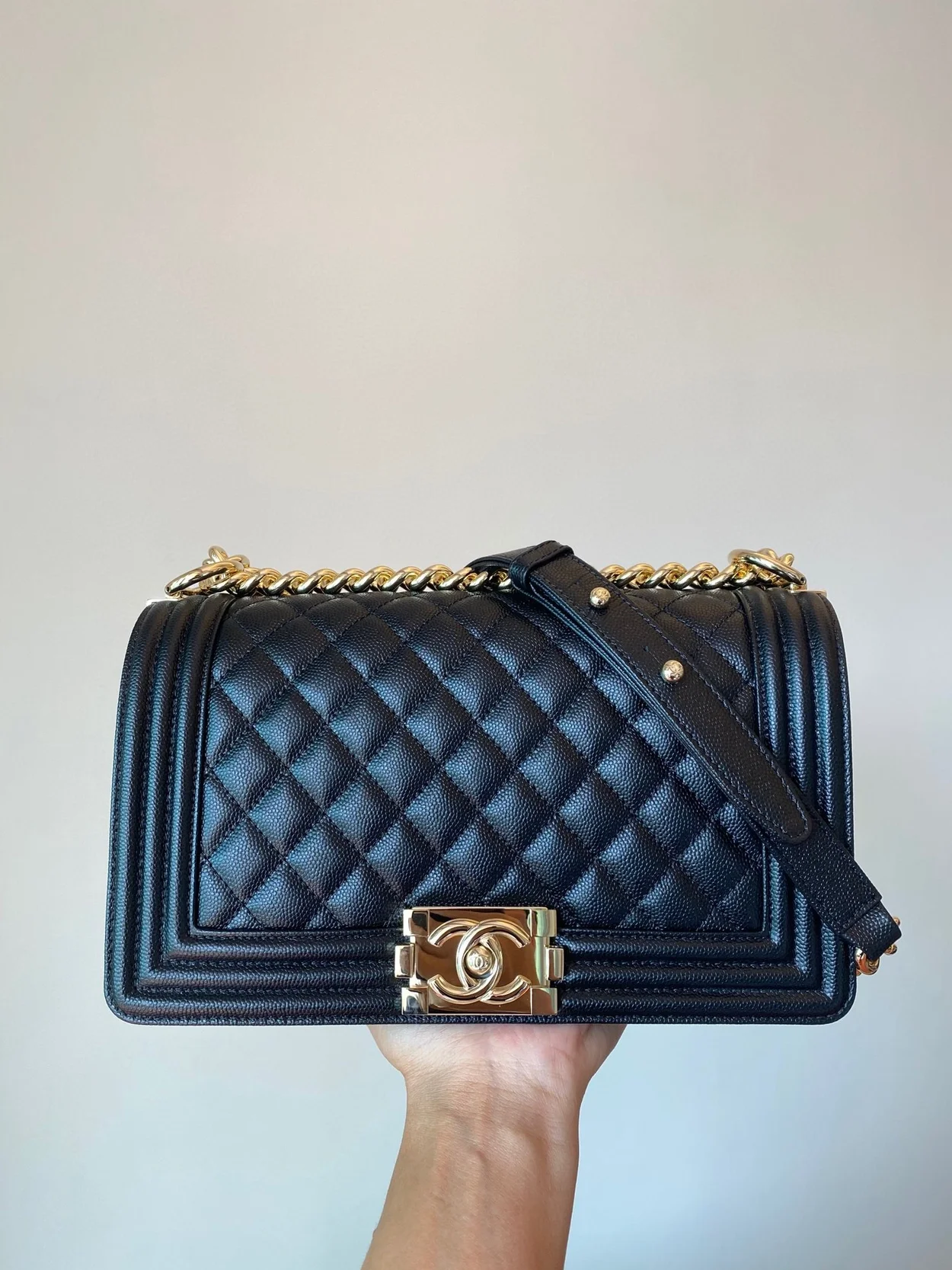 샤넬 보이백 미디움 캐비어 블랙 골드