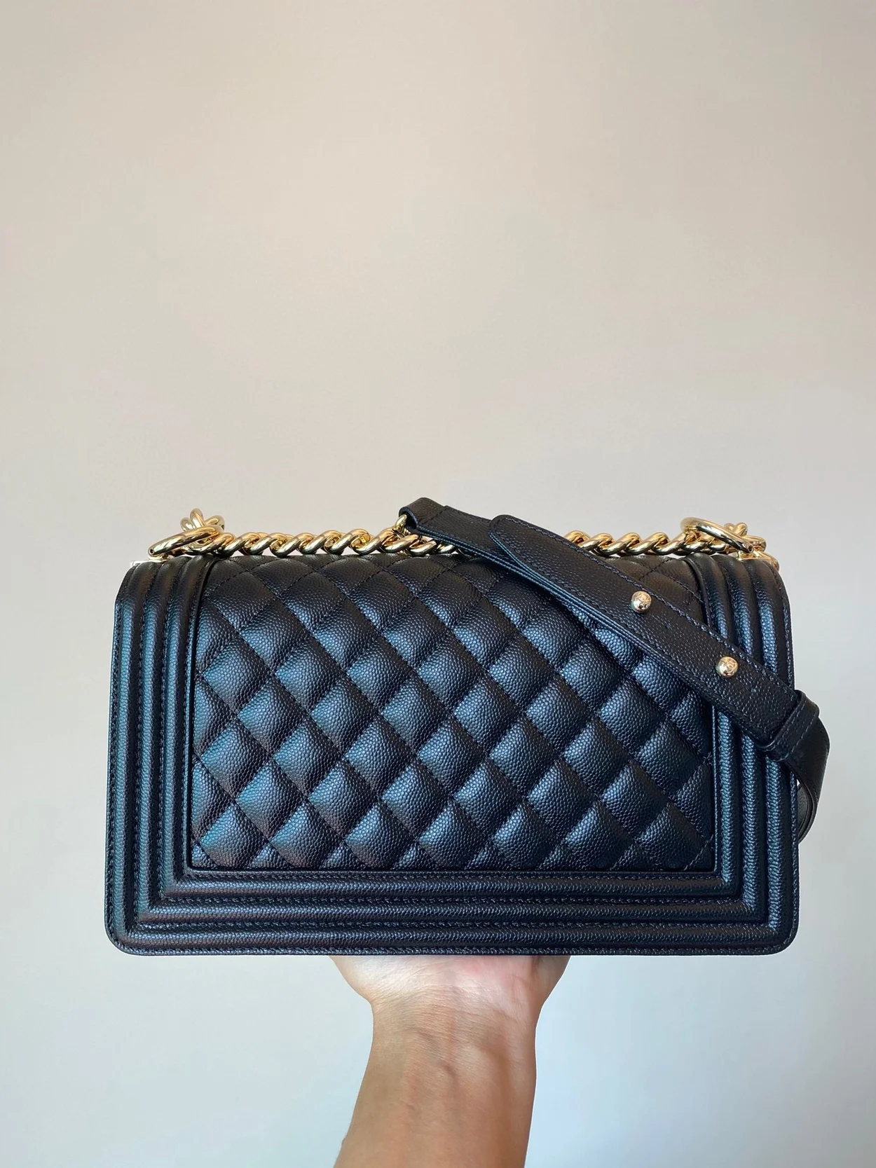 샤넬 보이백 미디움 캐비어 블랙 골드