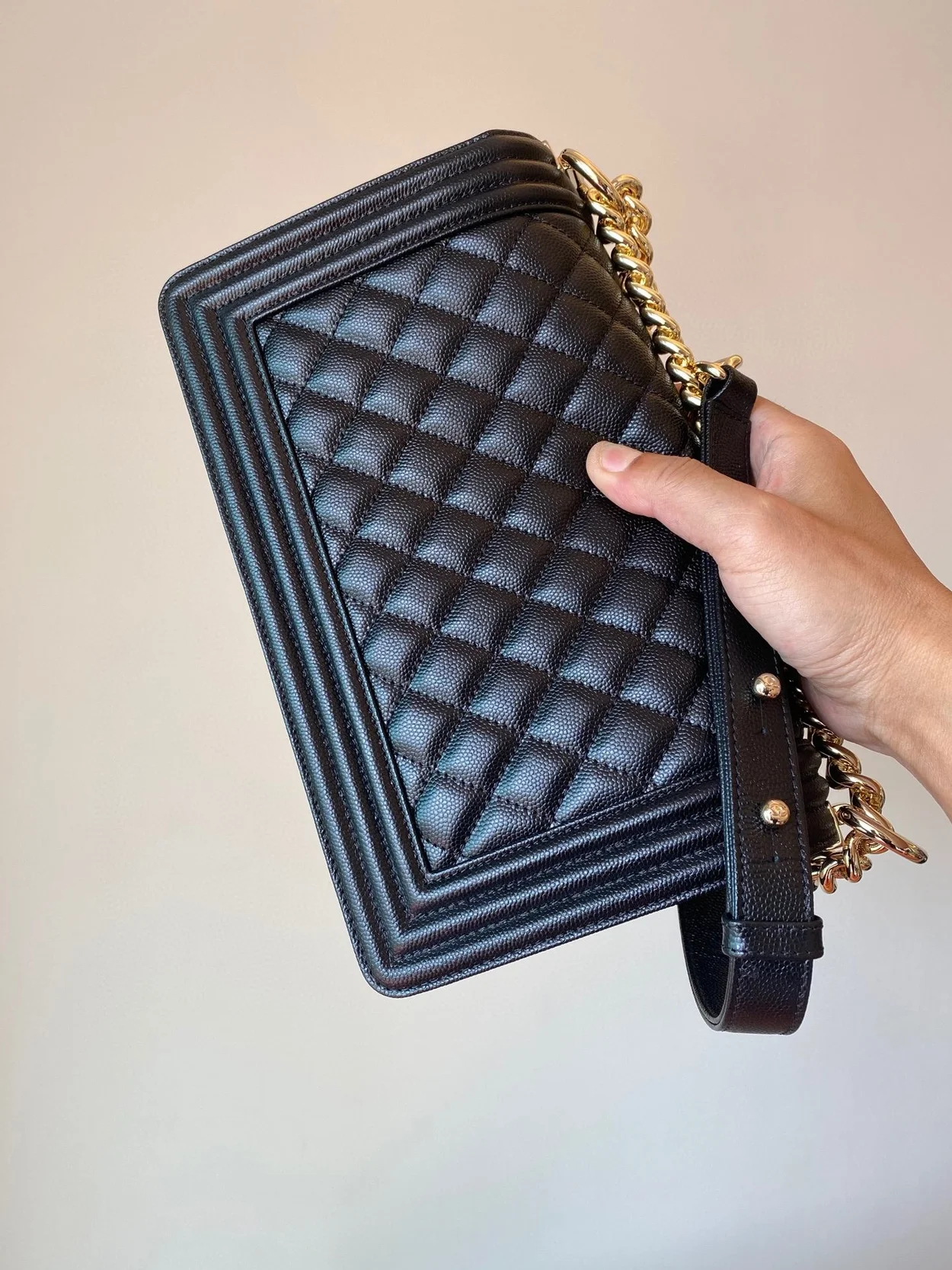 샤넬 보이백 미디움 캐비어 블랙 골드