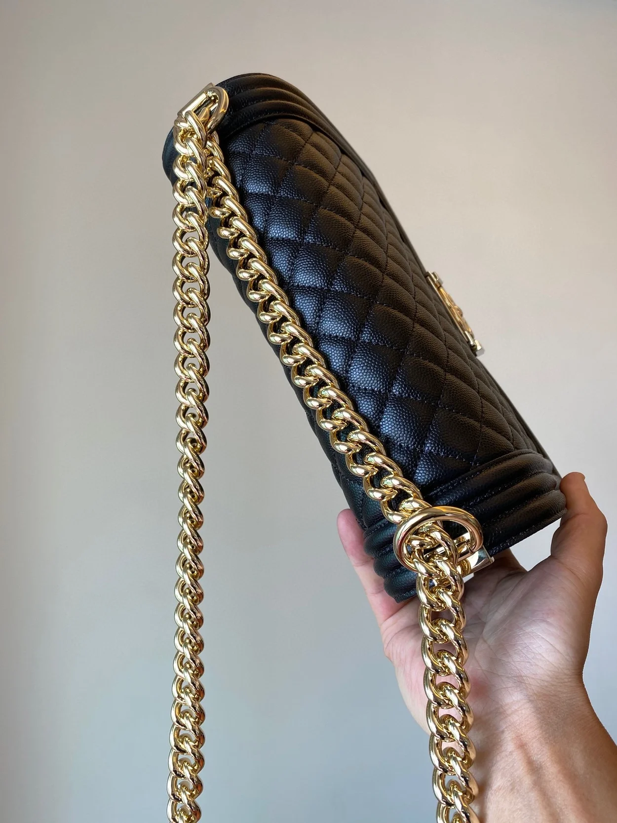 샤넬 보이백 미디움 캐비어 블랙 골드