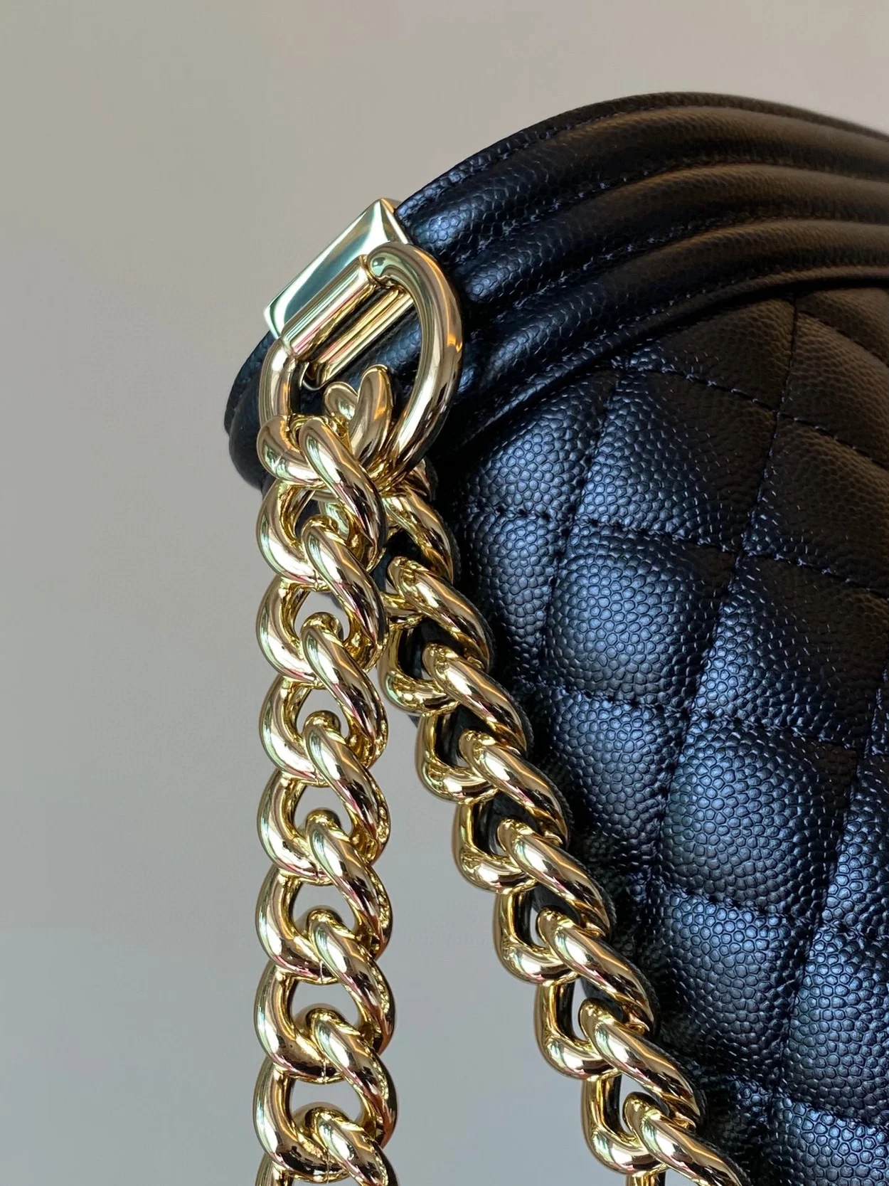 샤넬 보이백 미디움 캐비어 블랙 골드