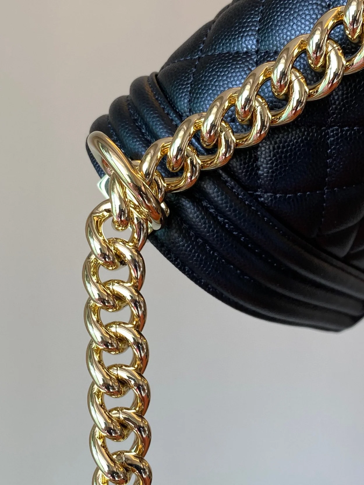 샤넬 보이백 미디움 캐비어 블랙 골드