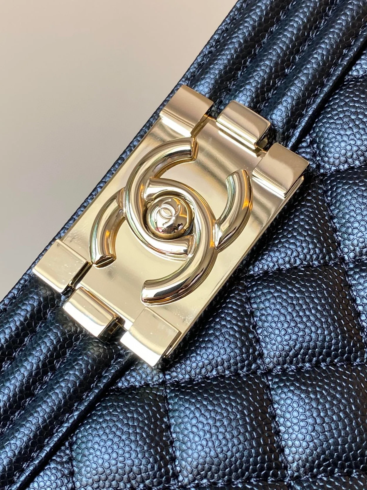 샤넬 보이백 미디움 캐비어 블랙 골드