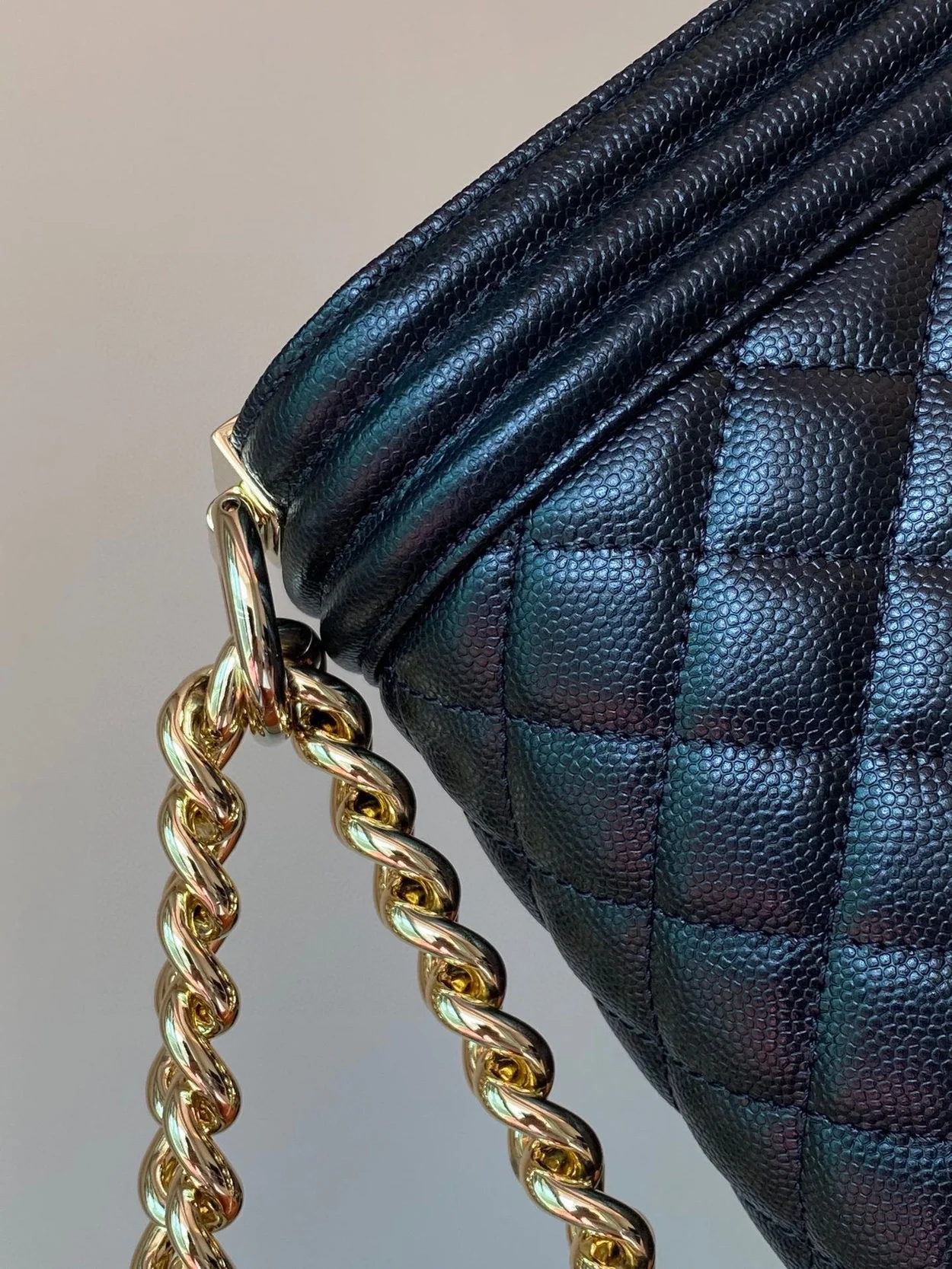 샤넬 보이백 미디움 캐비어 블랙 골드