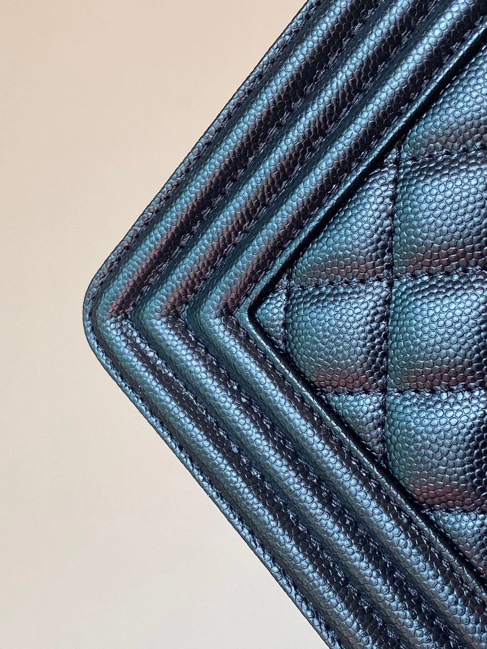 샤넬 보이백 미디움 캐비어 블랙 골드