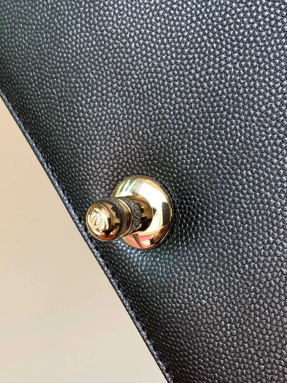 샤넬 보이백 미디움 캐비어 블랙 골드