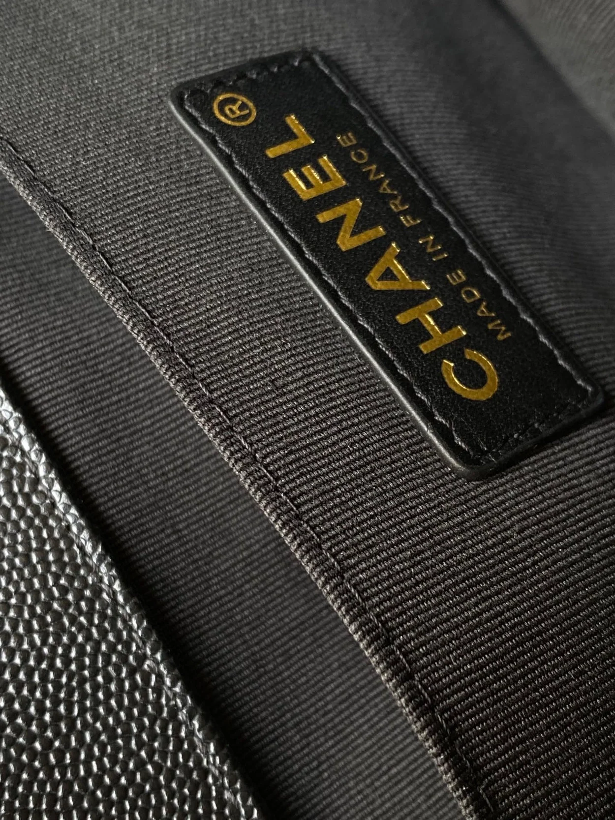 샤넬 보이백 미디움 캐비어 블랙 골드