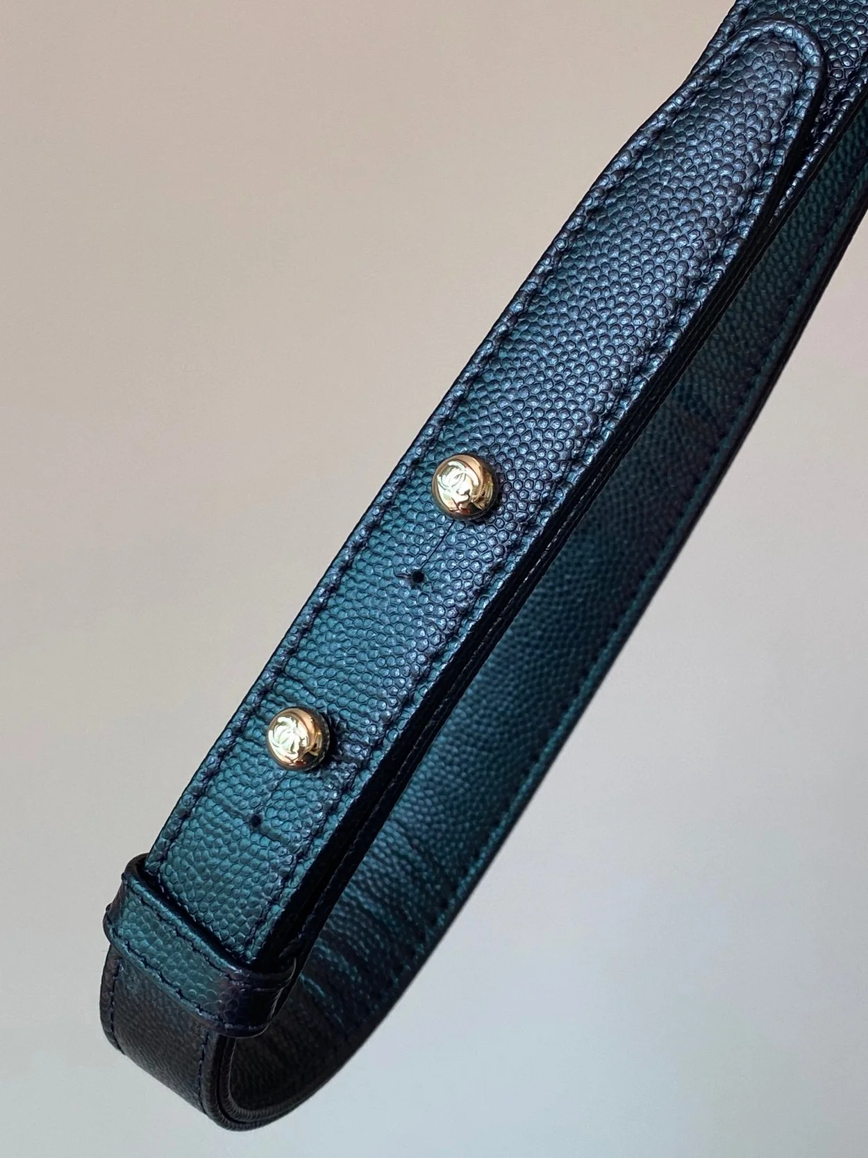 샤넬 보이백 미디움 캐비어 블랙 골드