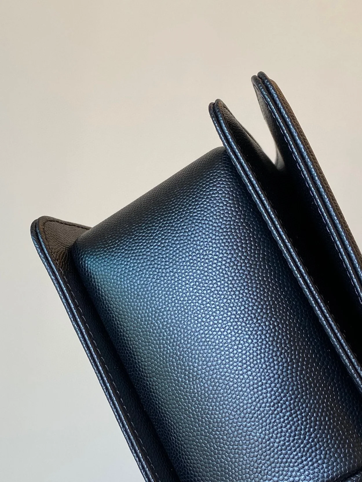 샤넬 보이백 미디움 캐비어 블랙 골드