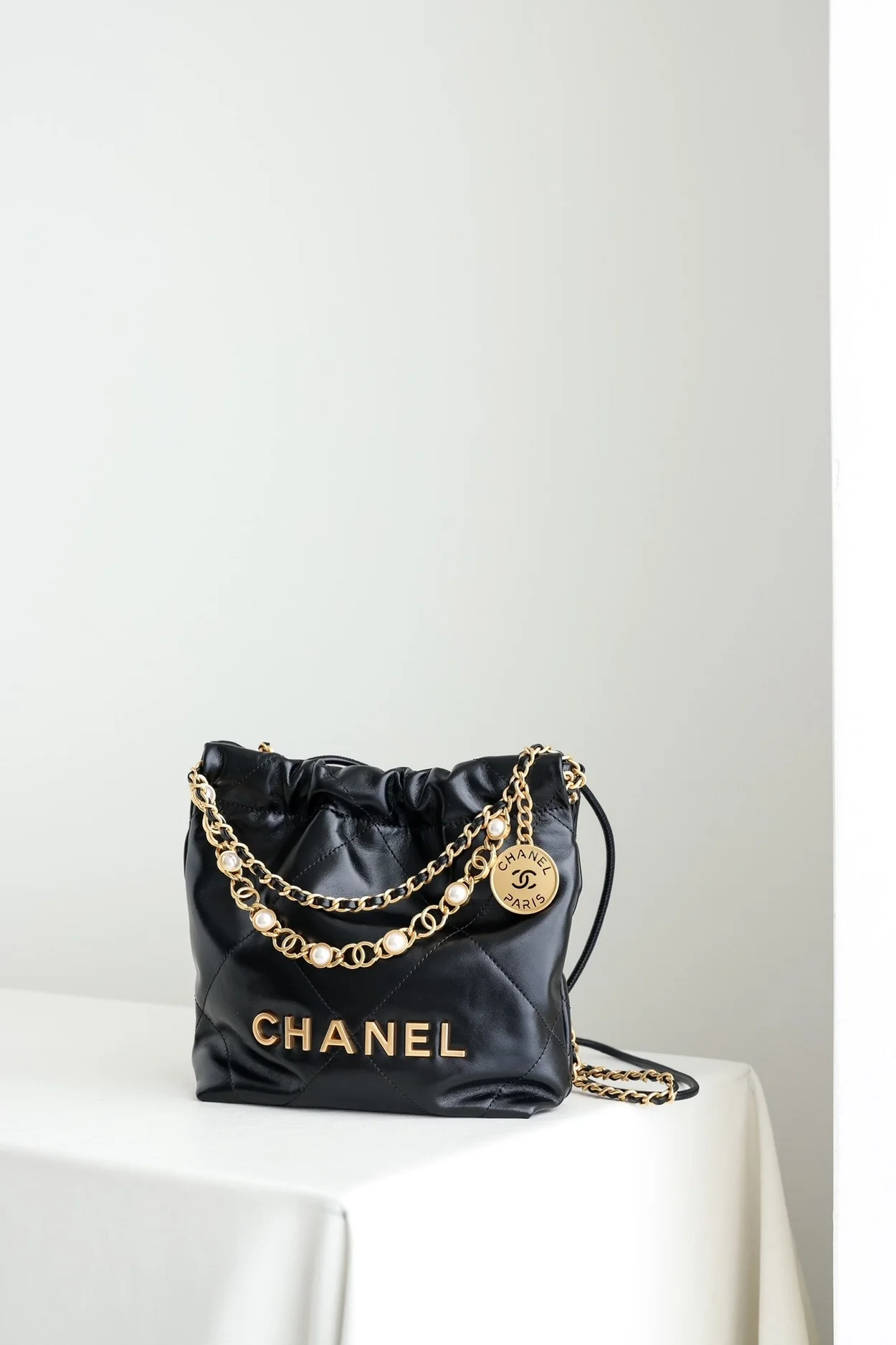 샤넬 24A 한정판 22백 미니 블랙 금장