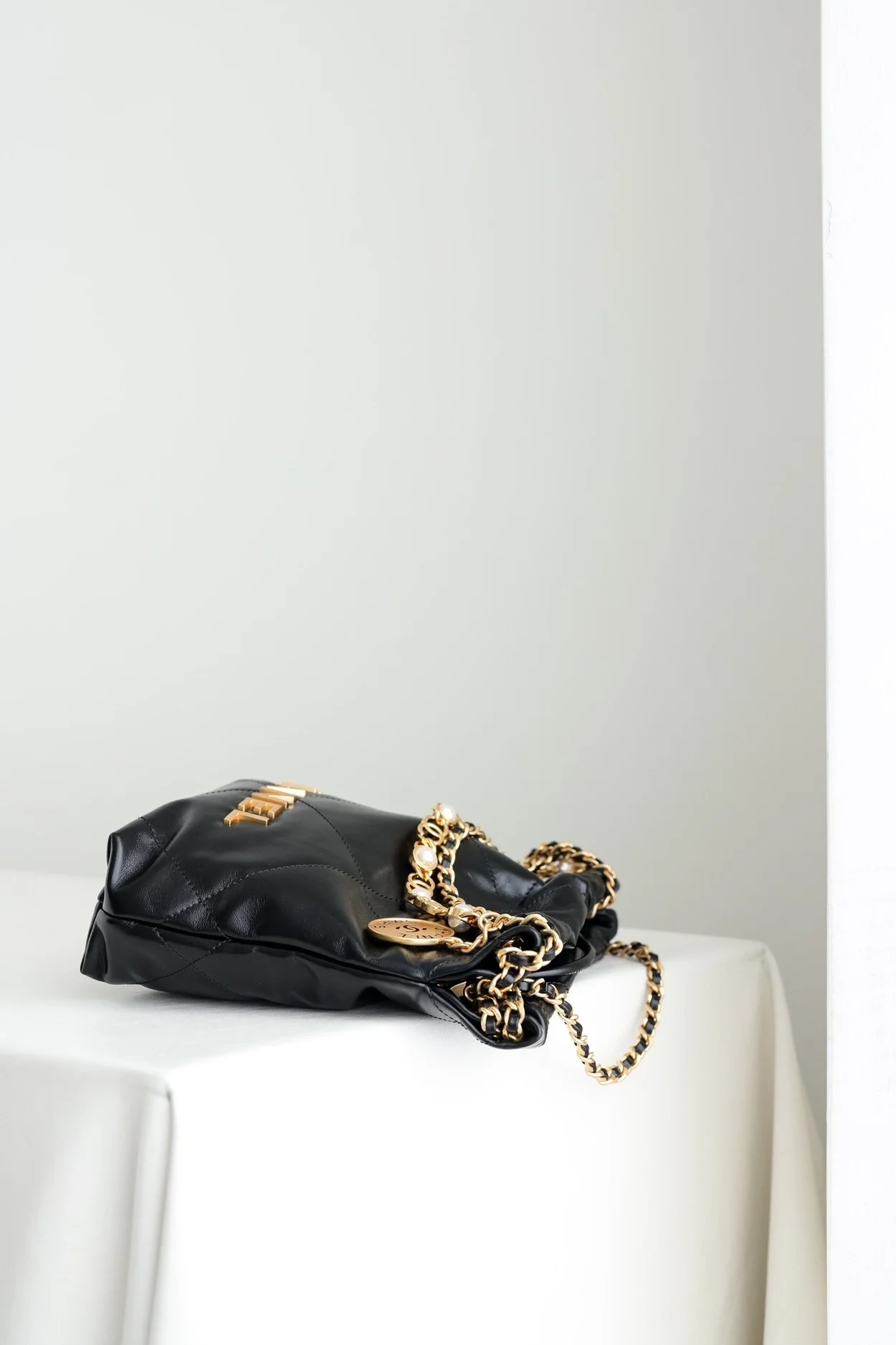 샤넬 24A 한정판 22백 미니 블랙 금장