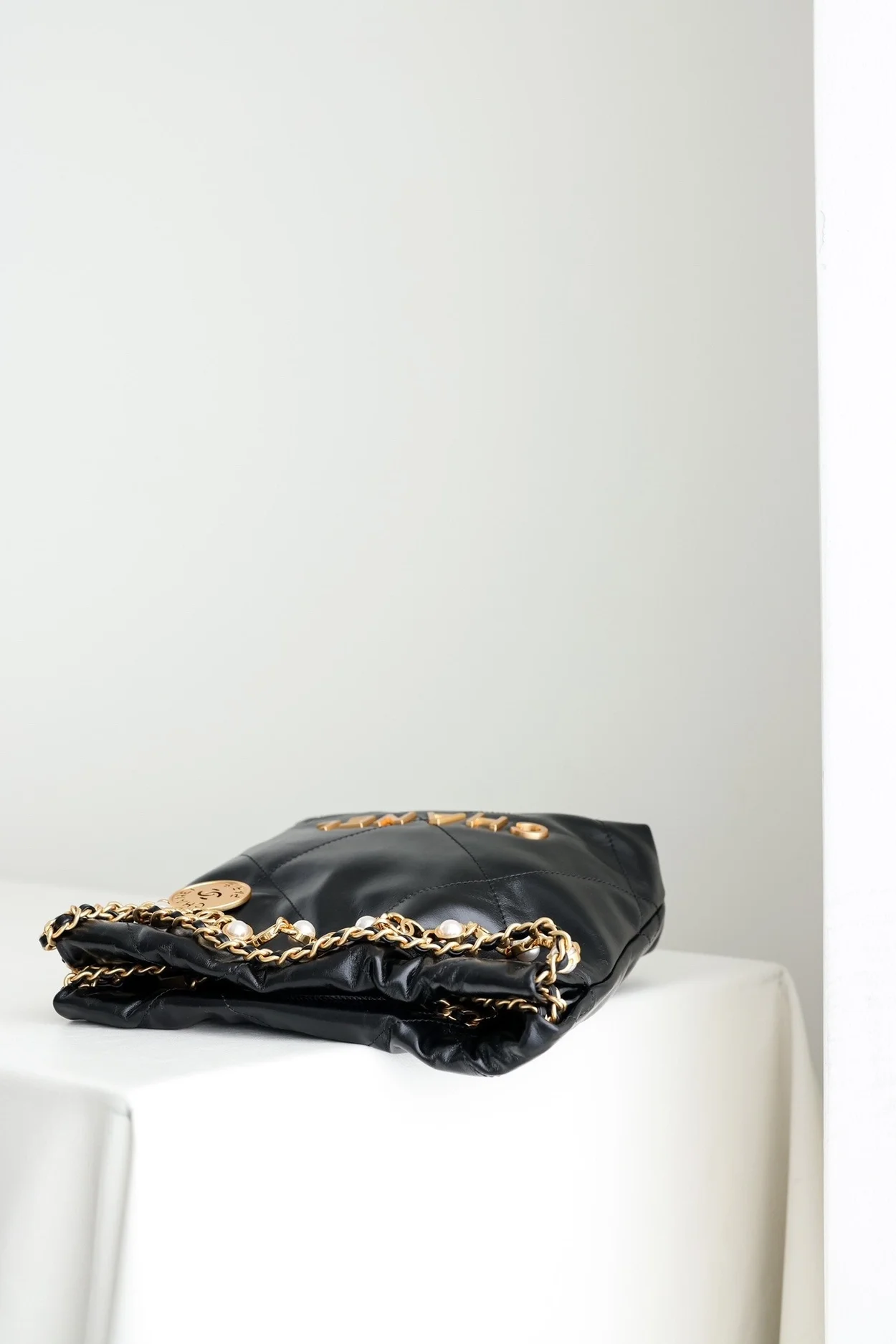 샤넬 24A 한정판 22백 미니 블랙 금장