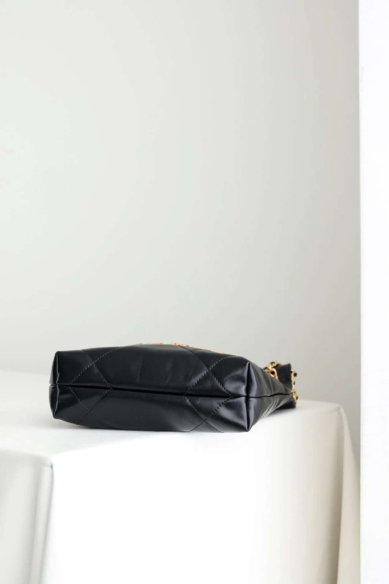 샤넬 24A 한정판 22백 미니 블랙 금장