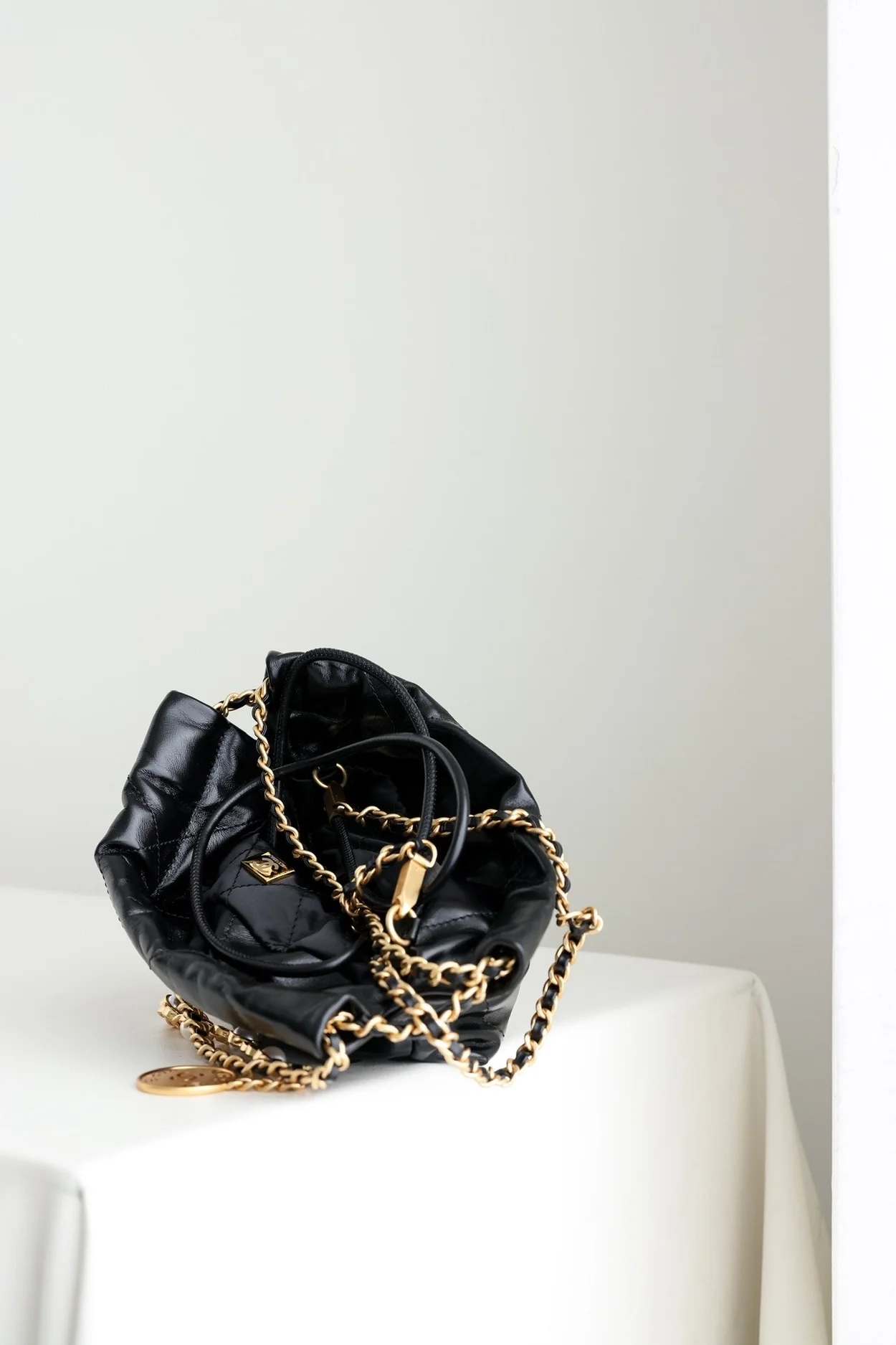 샤넬 24A 한정판 22백 미니 블랙 금장