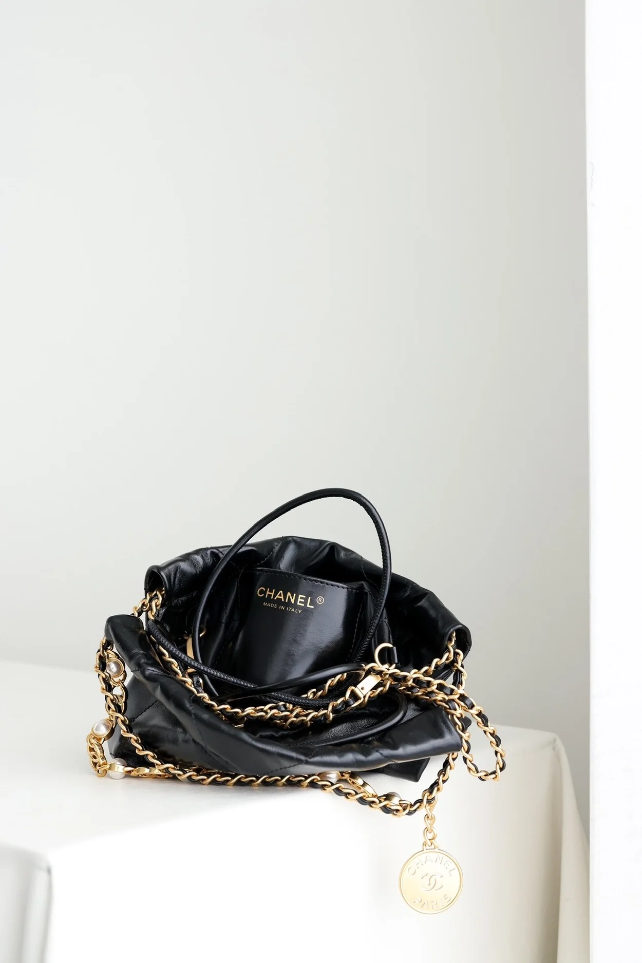 샤넬 24A 한정판 22백 미니 블랙 금장