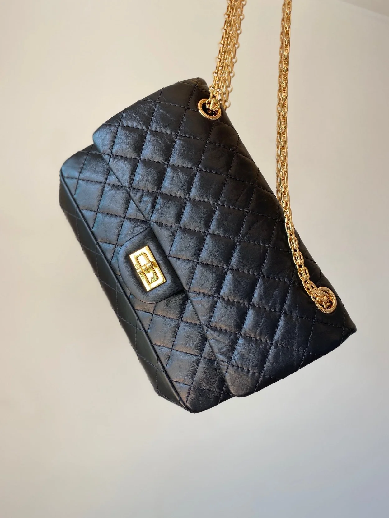 샤넬 2.55 빈티지 미디움 플랩백 블랙 샴페인 골드