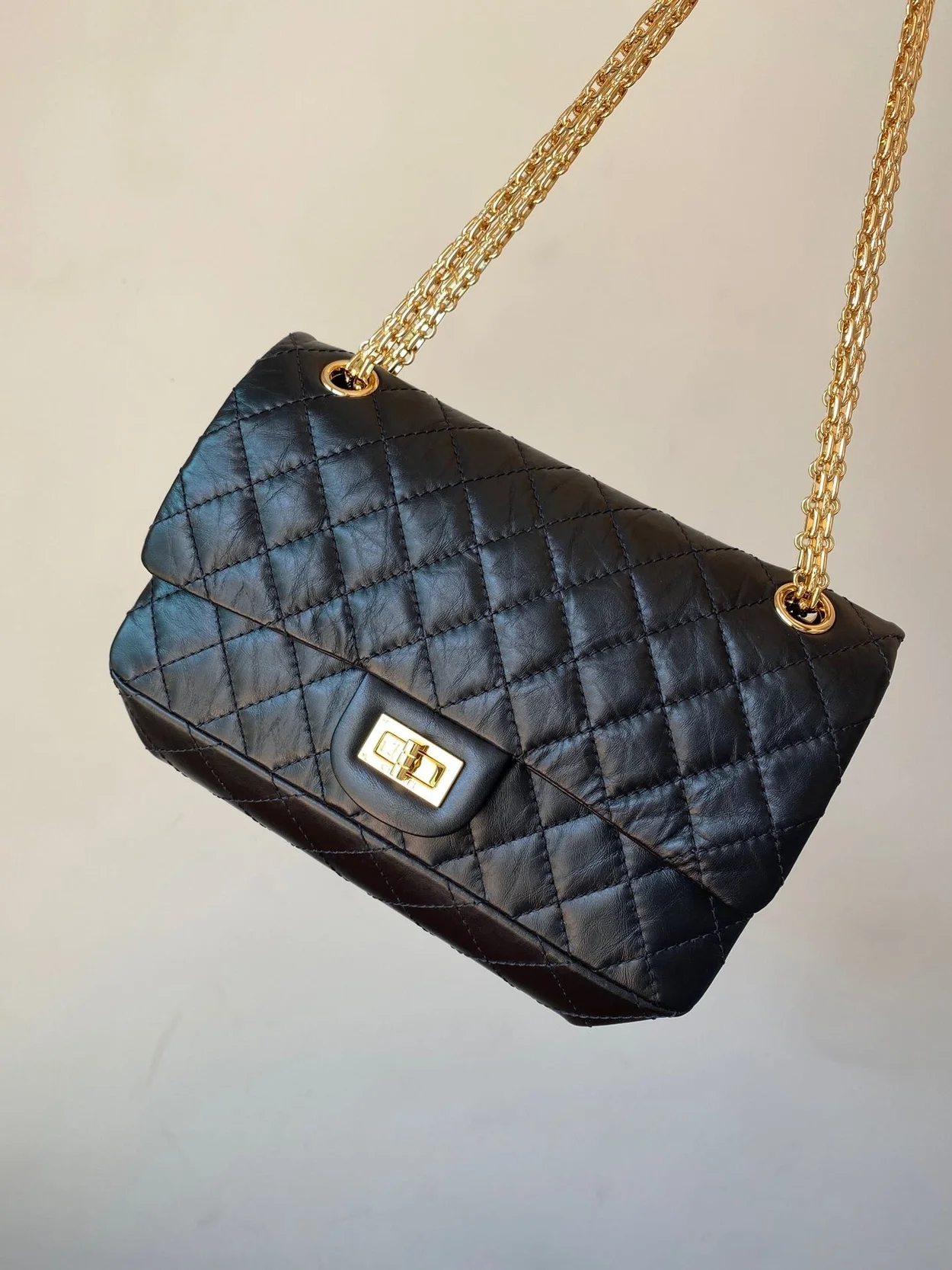 샤넬 2.55 빈티지 미디움 플랩백 블랙 샴페인 골드