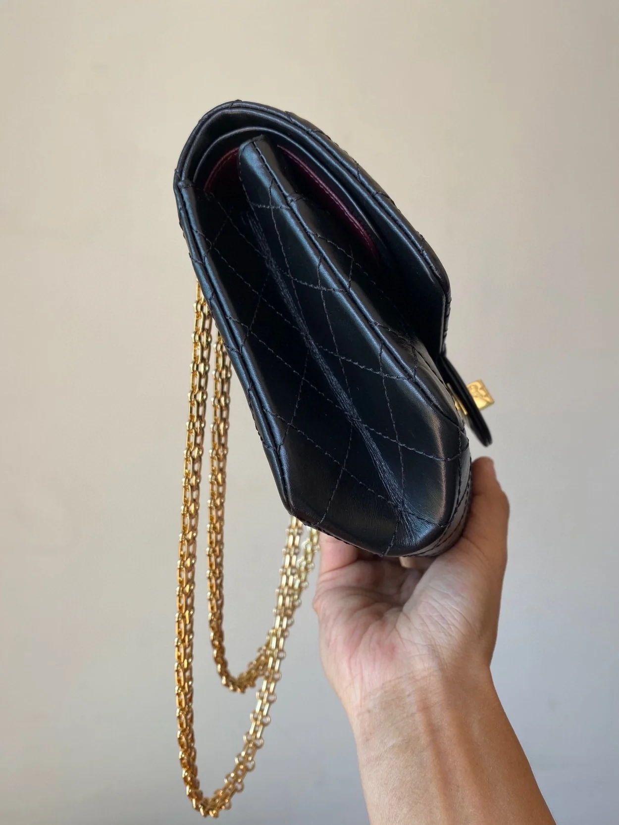 샤넬 2.55 빈티지 미디움 플랩백 블랙 샴페인 골드