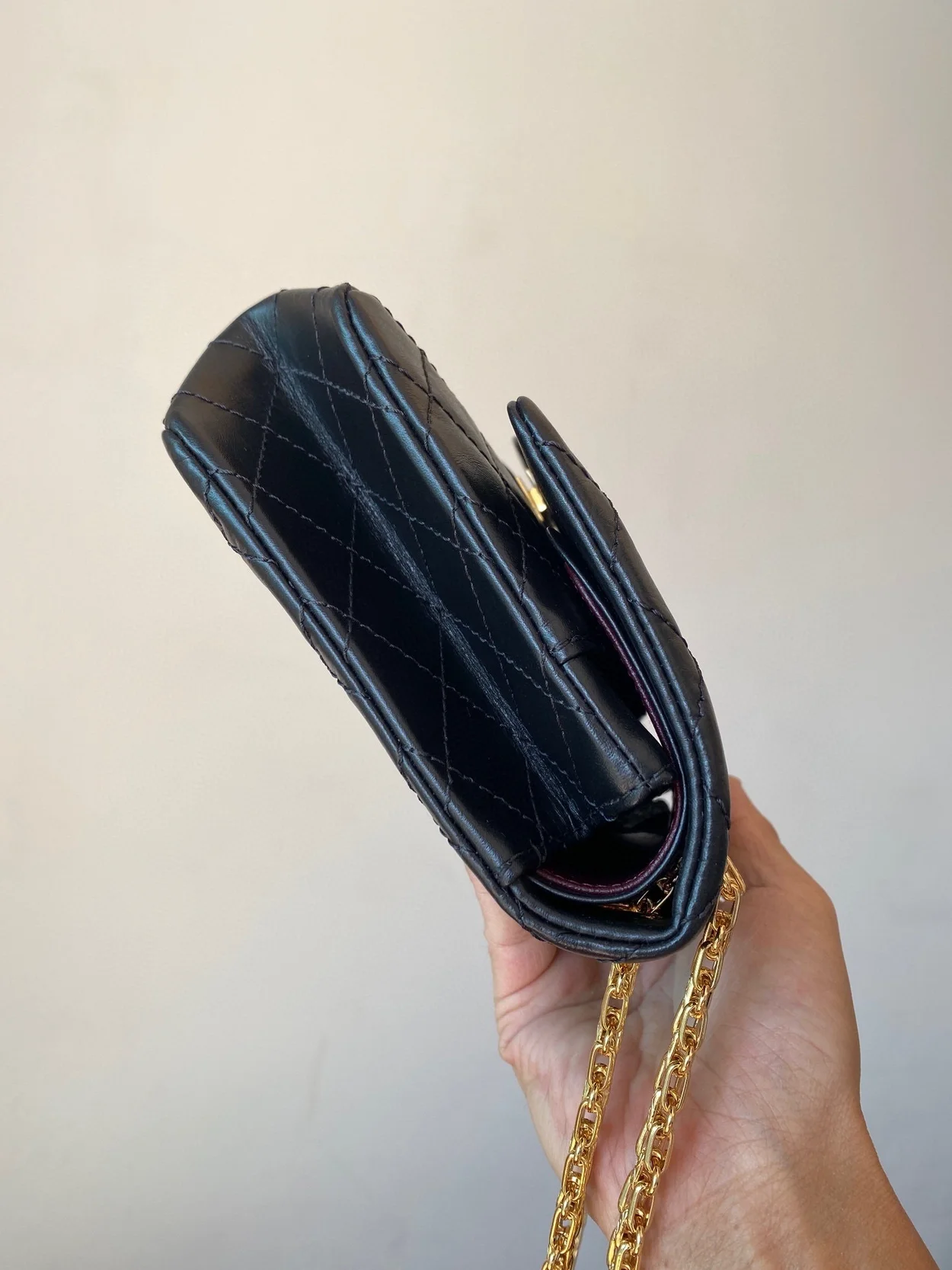 샤넬 2.55 빈티지 미디움 플랩백 블랙 샴페인 골드