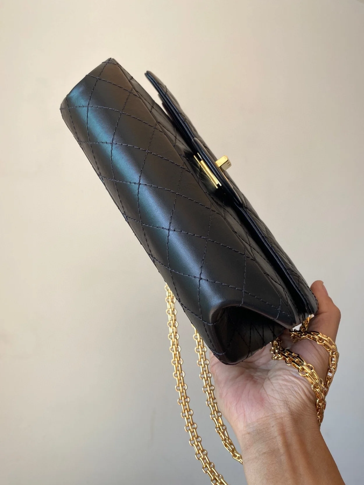 샤넬 2.55 빈티지 미디움 플랩백 블랙 샴페인 골드