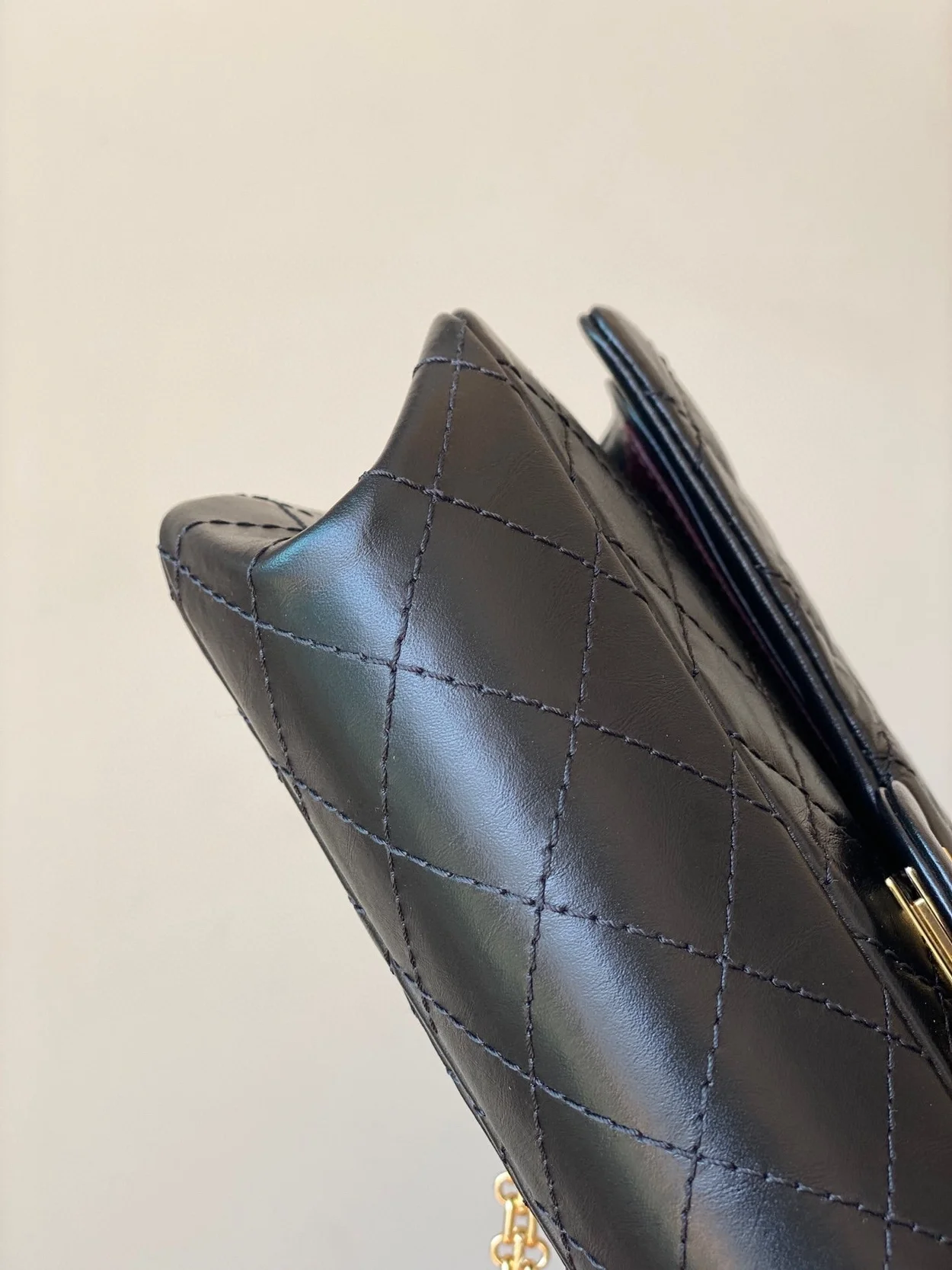 샤넬 2.55 빈티지 미디움 플랩백 블랙 샴페인 골드